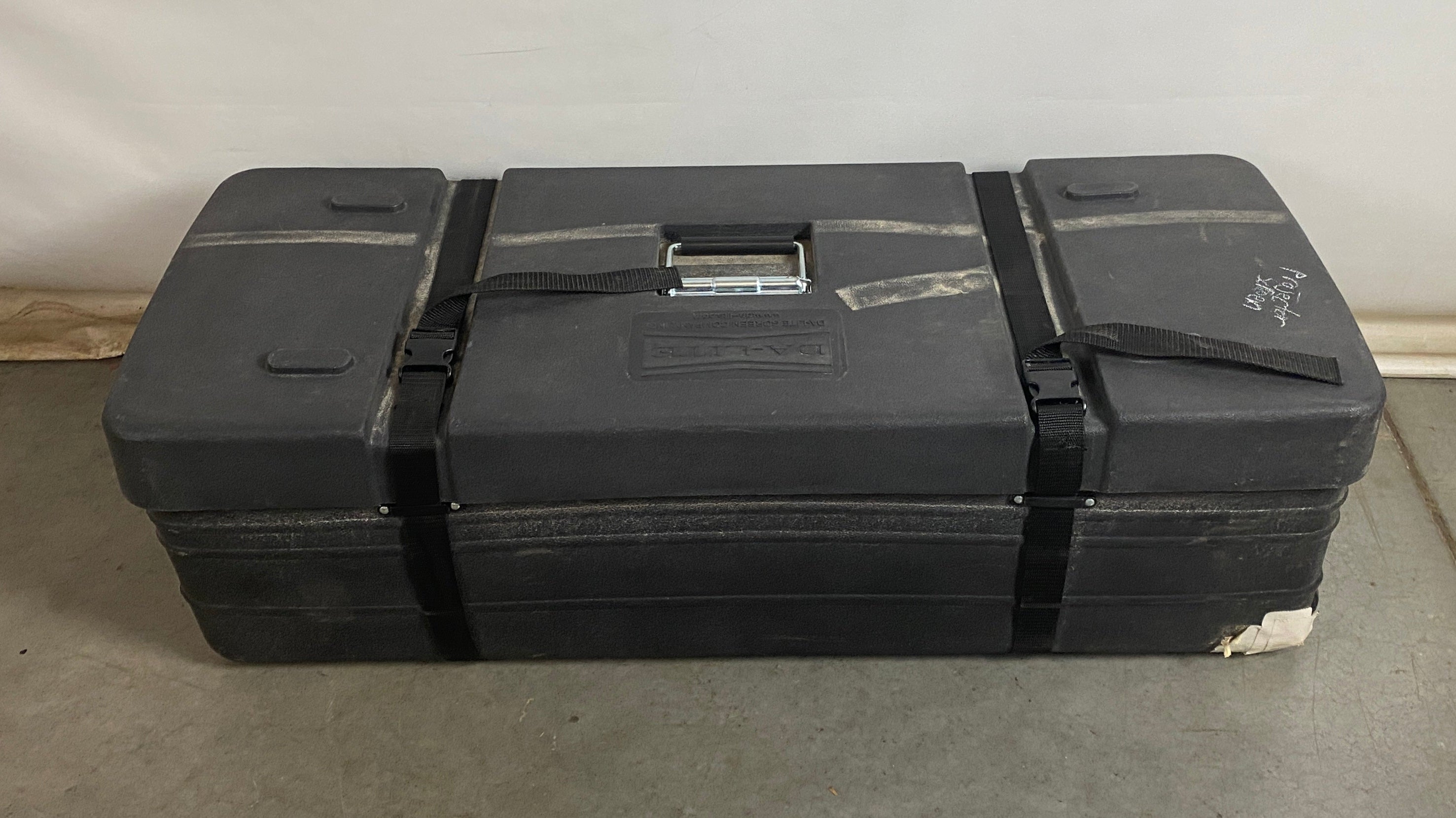 DA-LITE Projector Screen and Travel Case