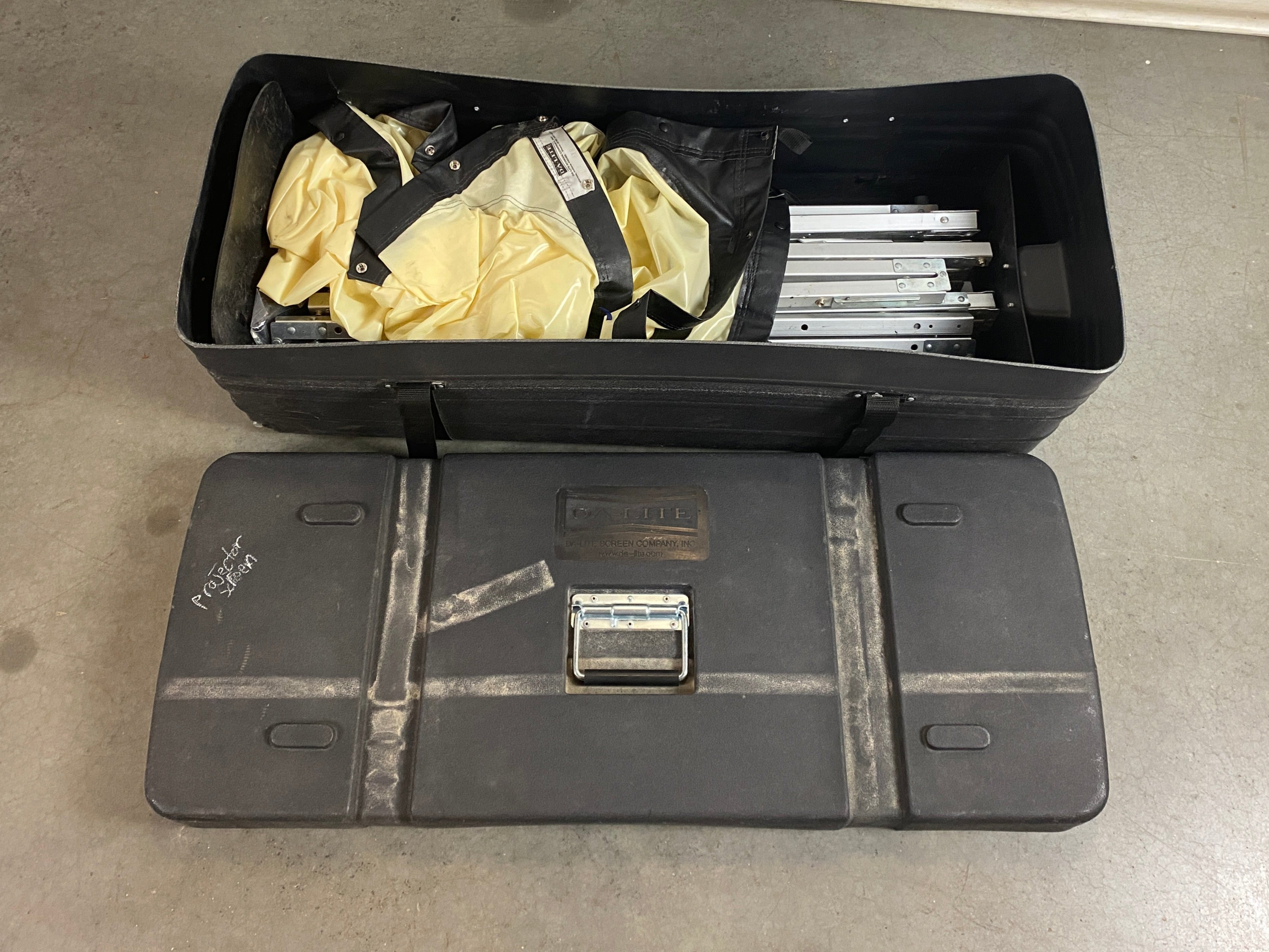 DA-LITE Projector Screen and Travel Case