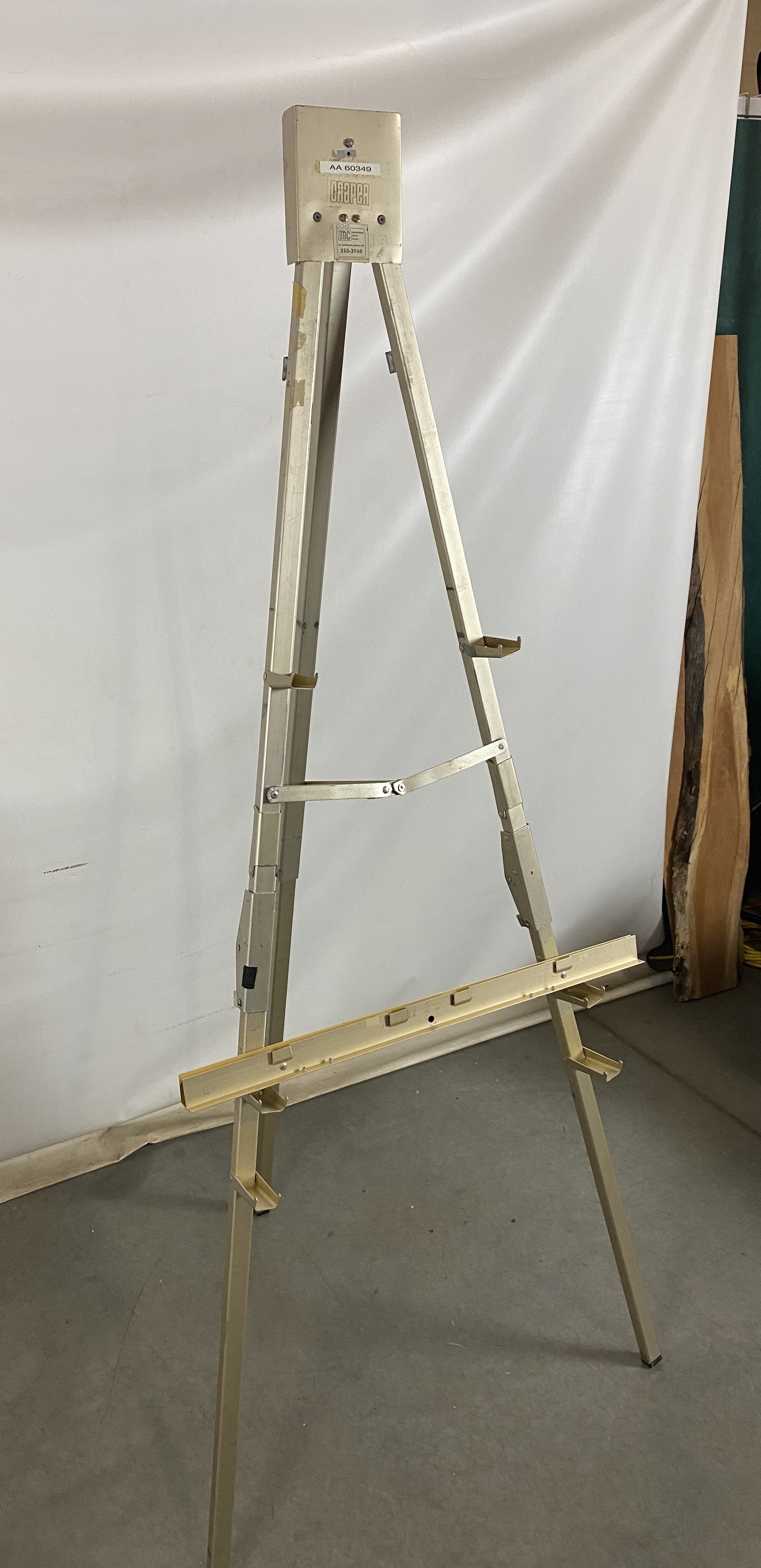 Draper Aluminum Easel Stand with Case
