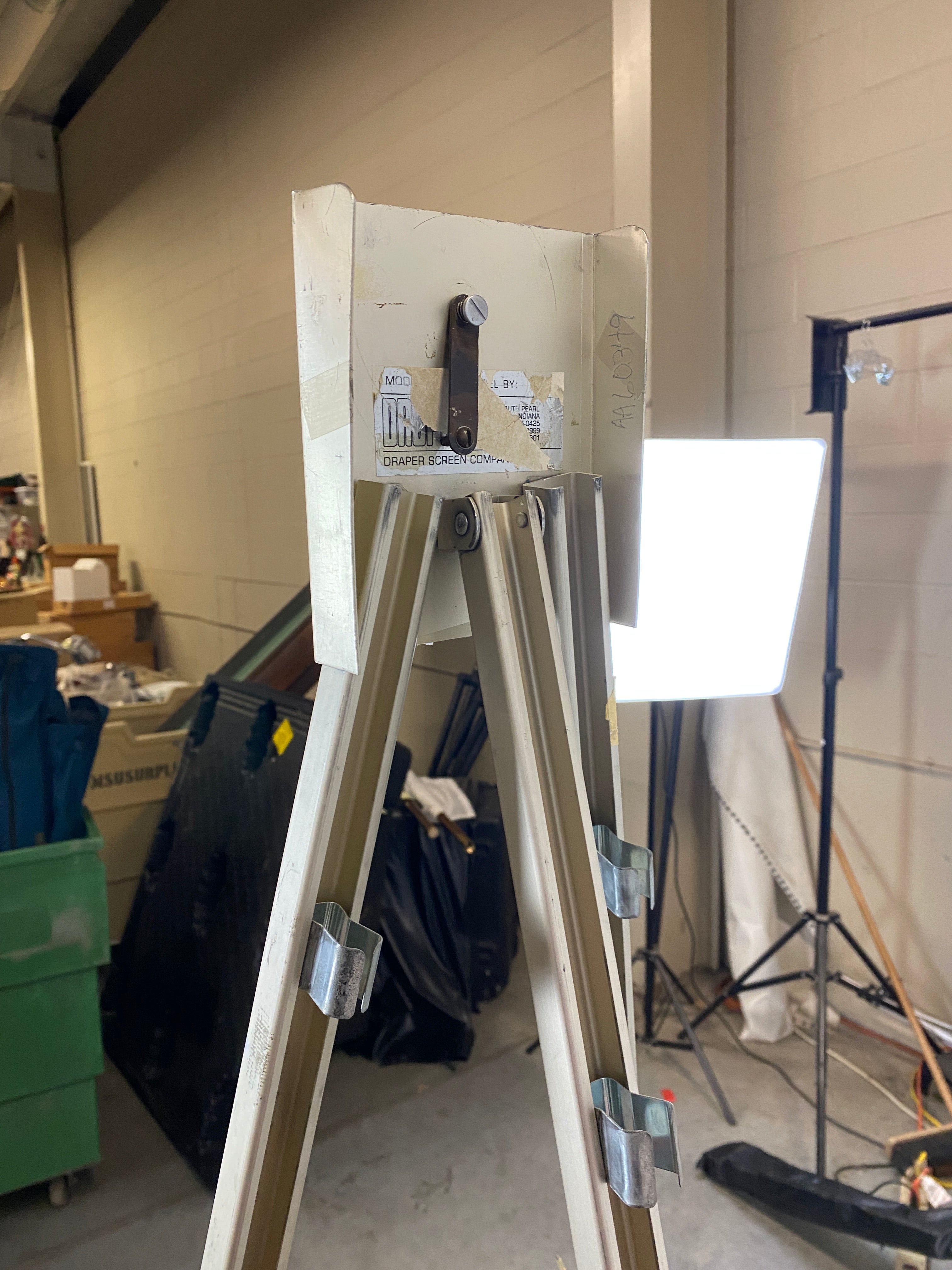 Draper Aluminum Easel Stand with Case