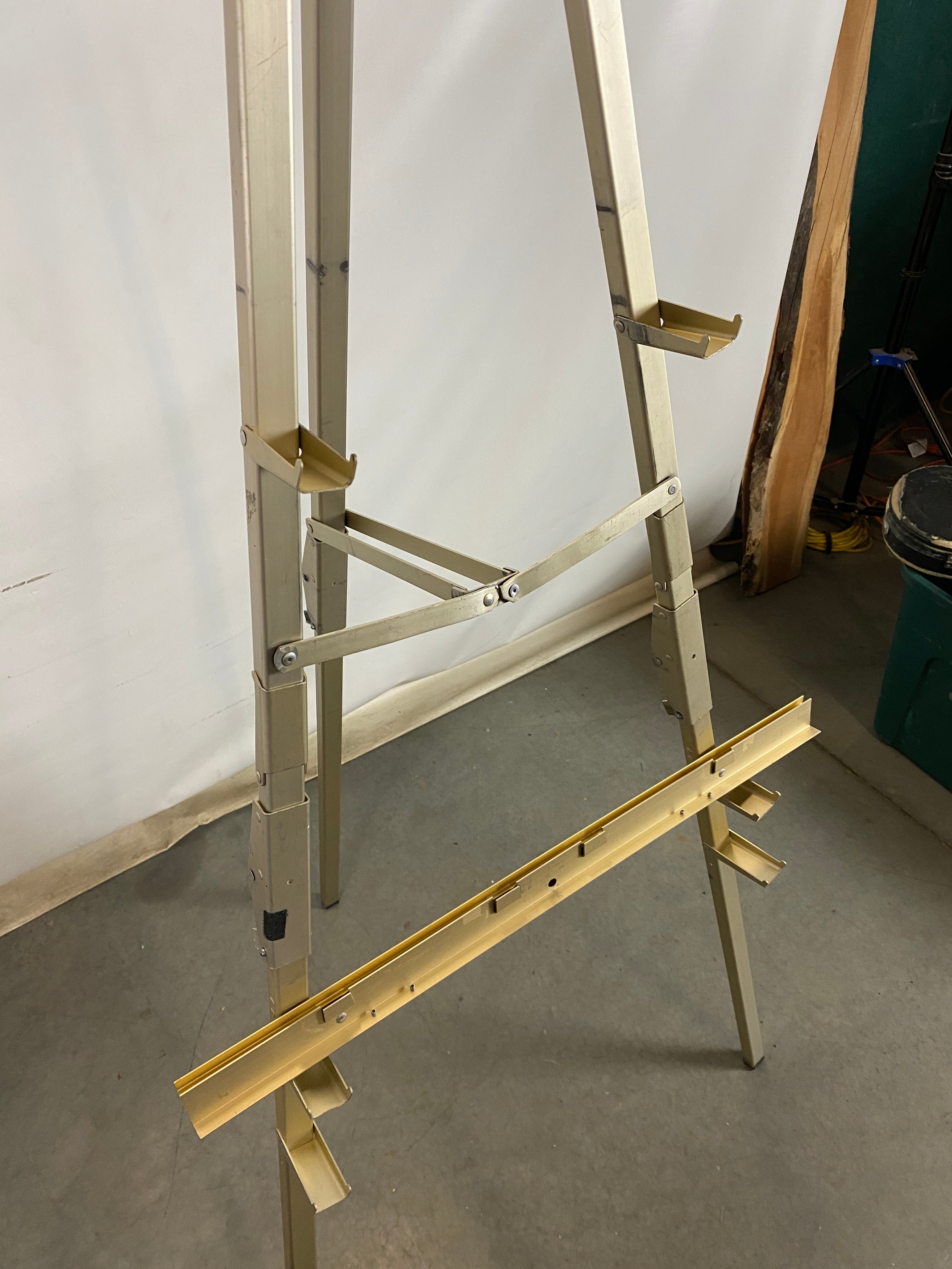 Draper Aluminum Easel Stand with Case