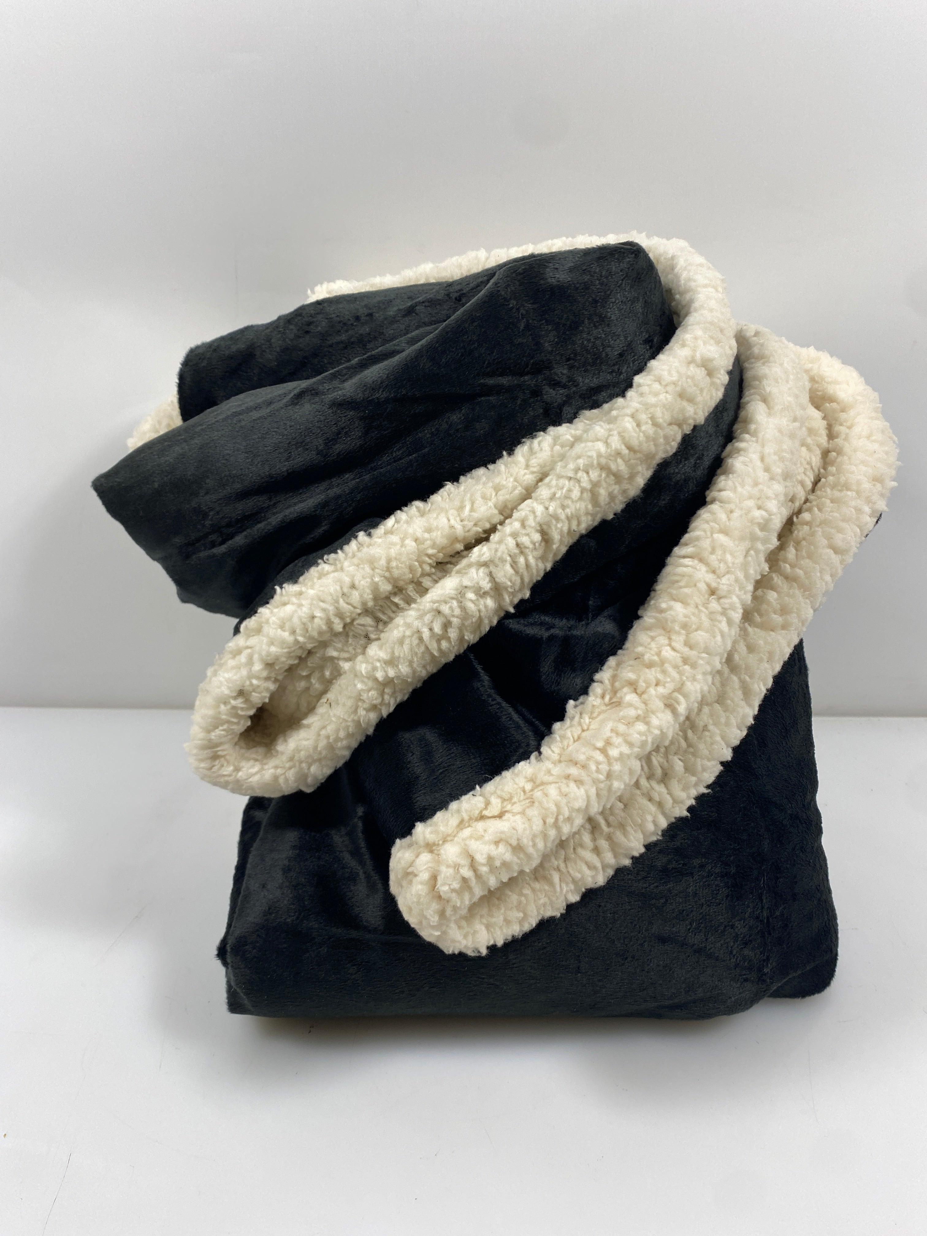 Field & Co Black Sherpa Blanket