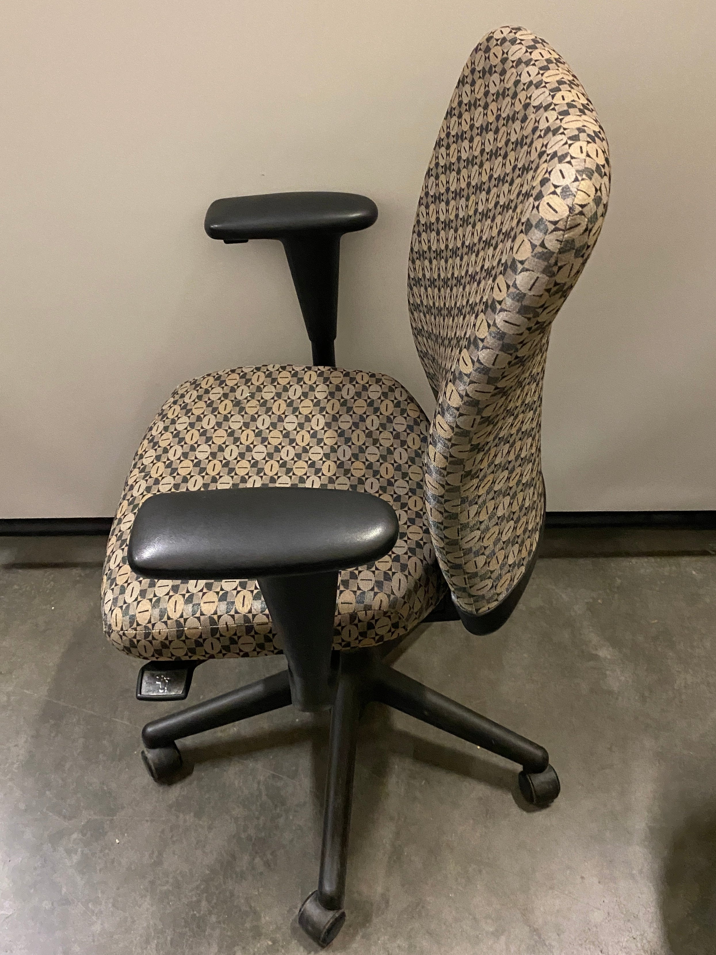 Haworth #052404 Patterned Tan Adjustable Office Chair