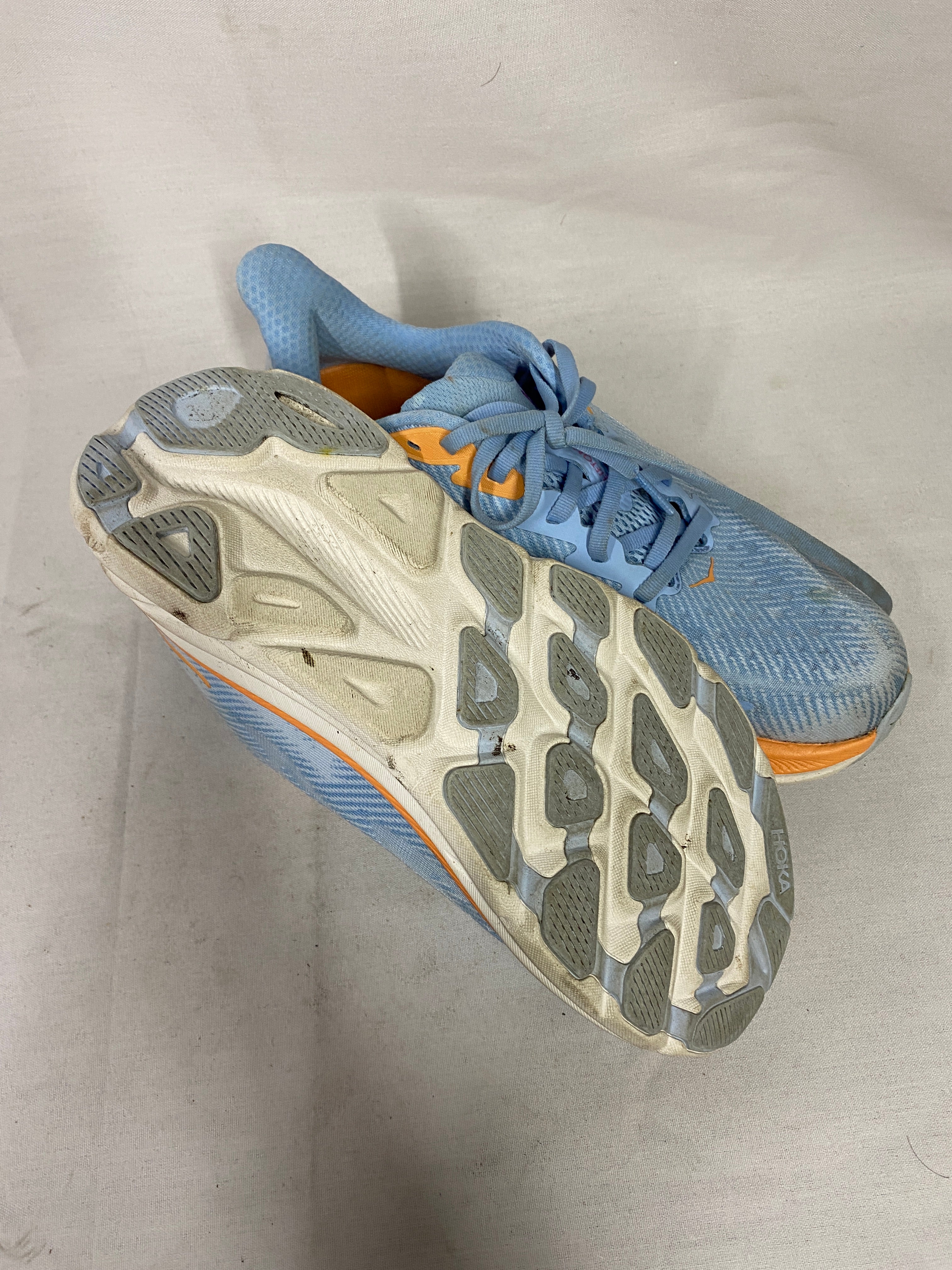 Hoka One Clifton 9 in Airy Blue/Icewater Running Shoes Women's Size 9B