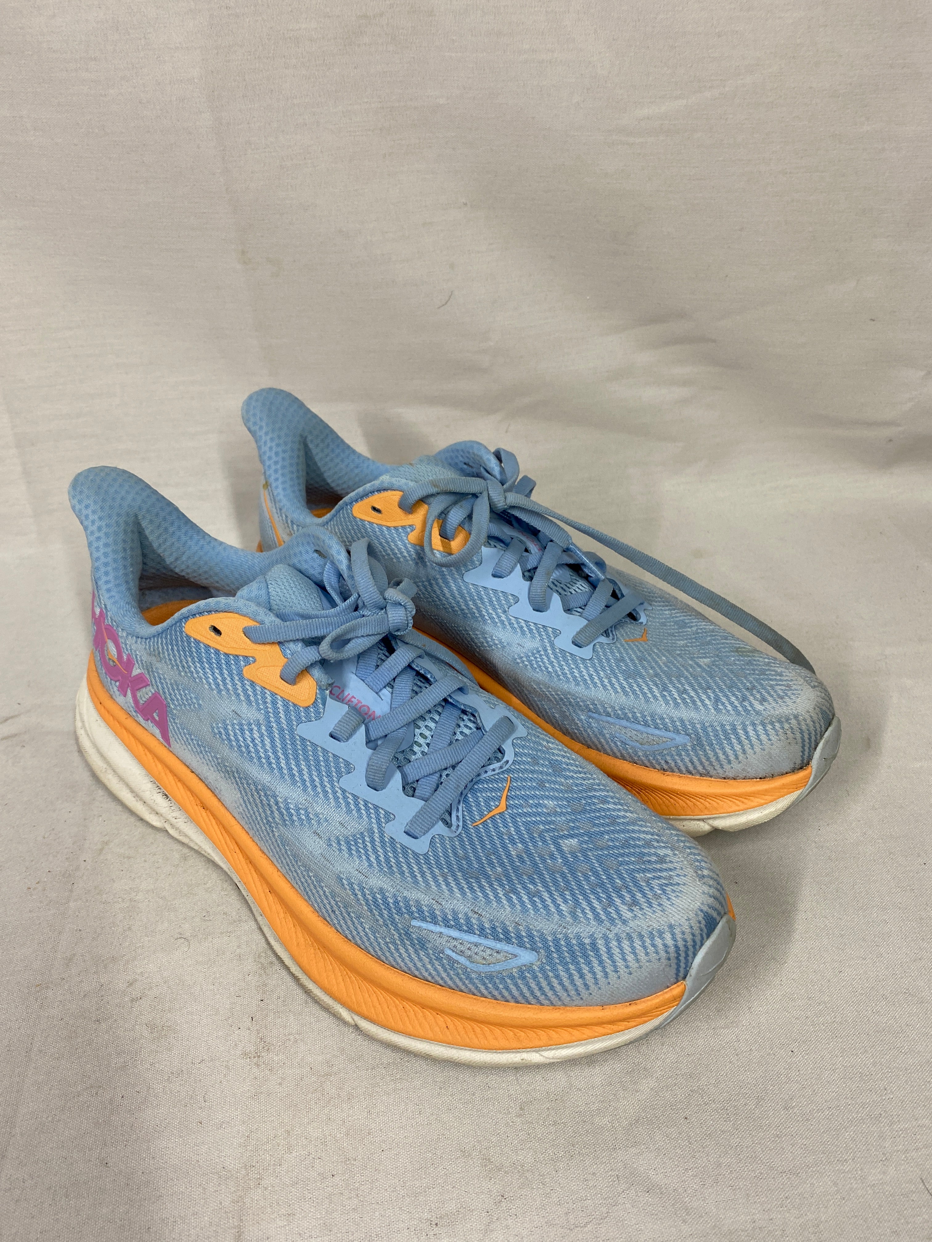 Hoka One Clifton 9 in Airy Blue/Icewater Running Shoes Women's Size 9B