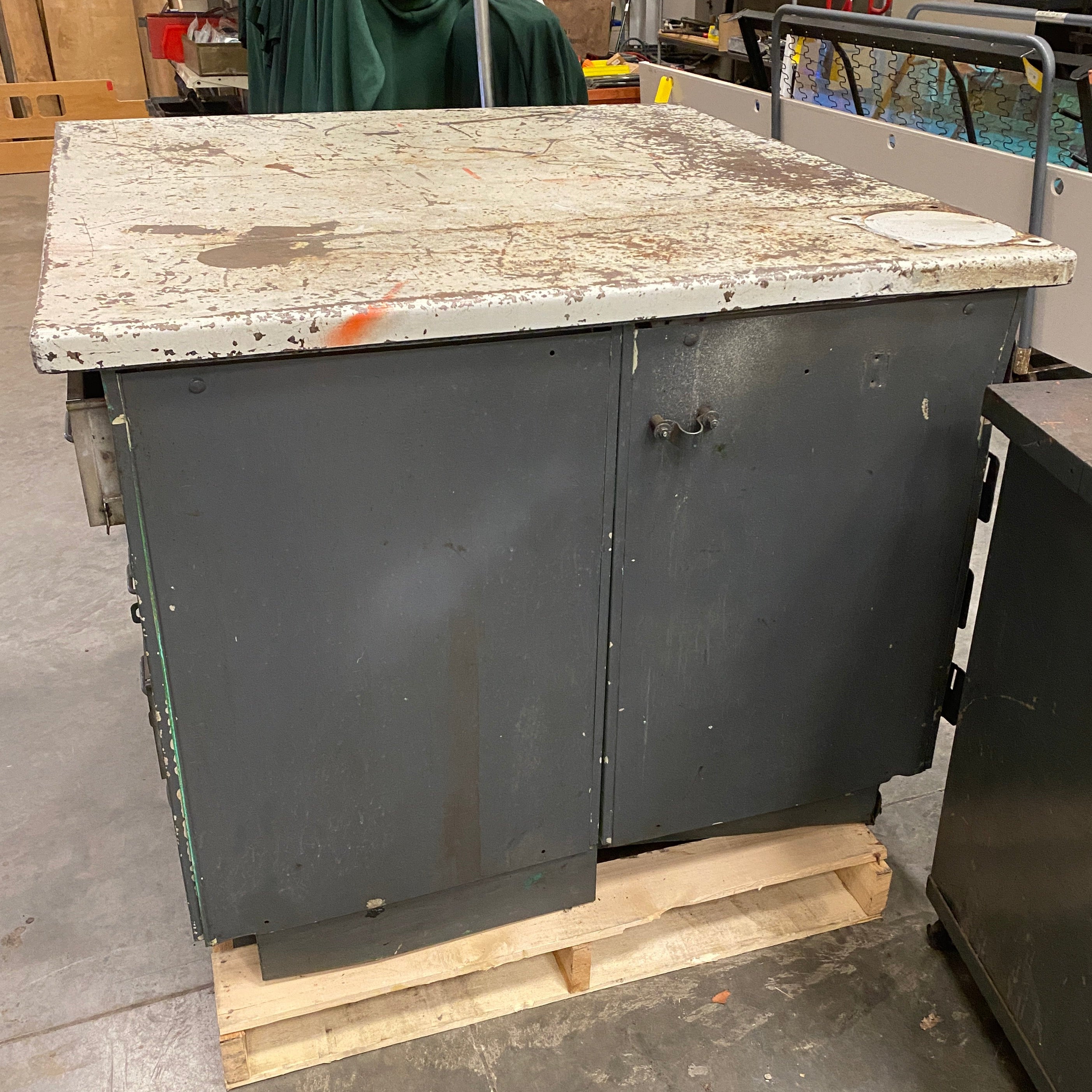Large Steel 32 Drawer Tool Table w/ Mount