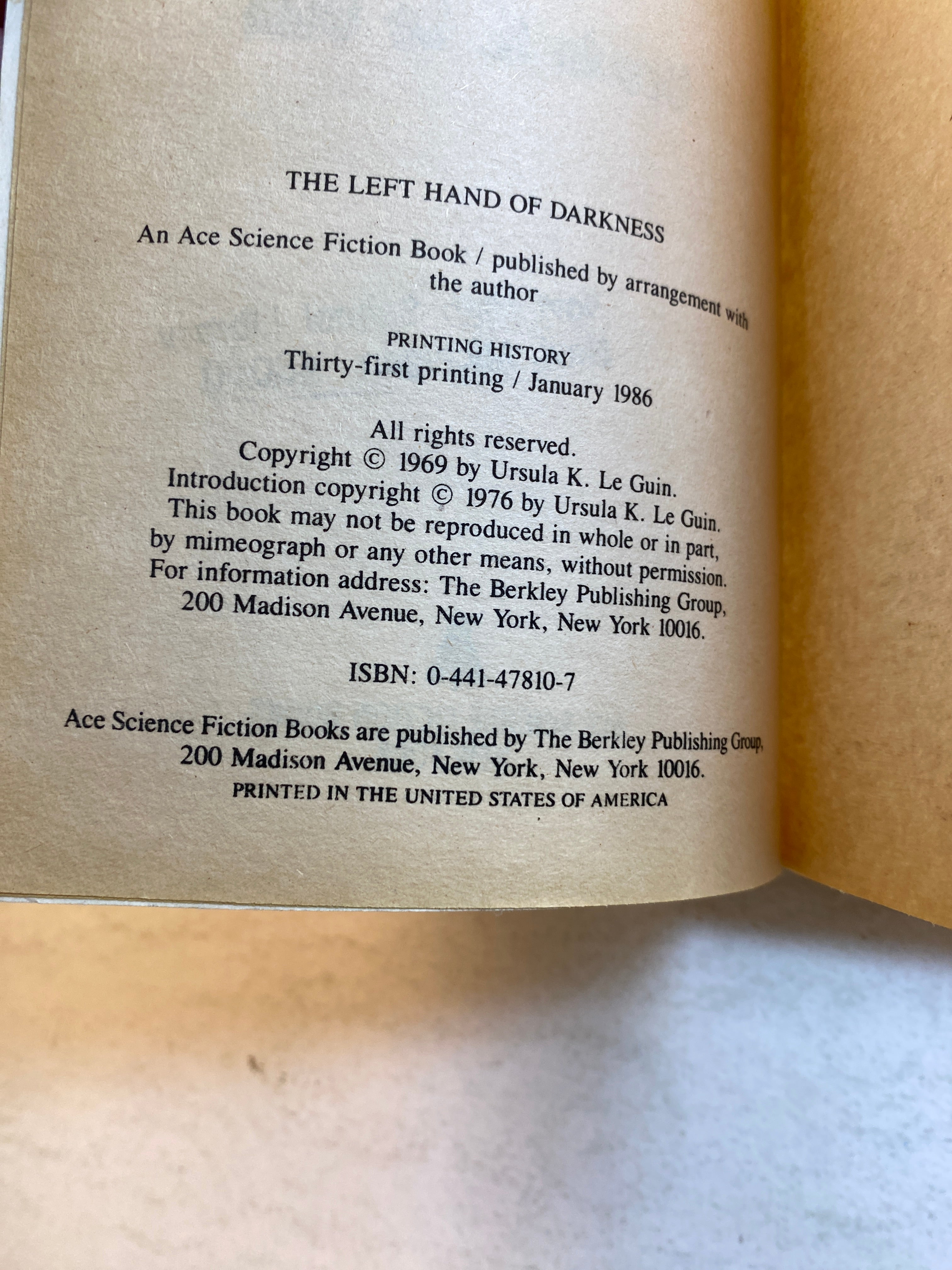 Left Hand of Darkness Ursula Le Guin paperback 1976