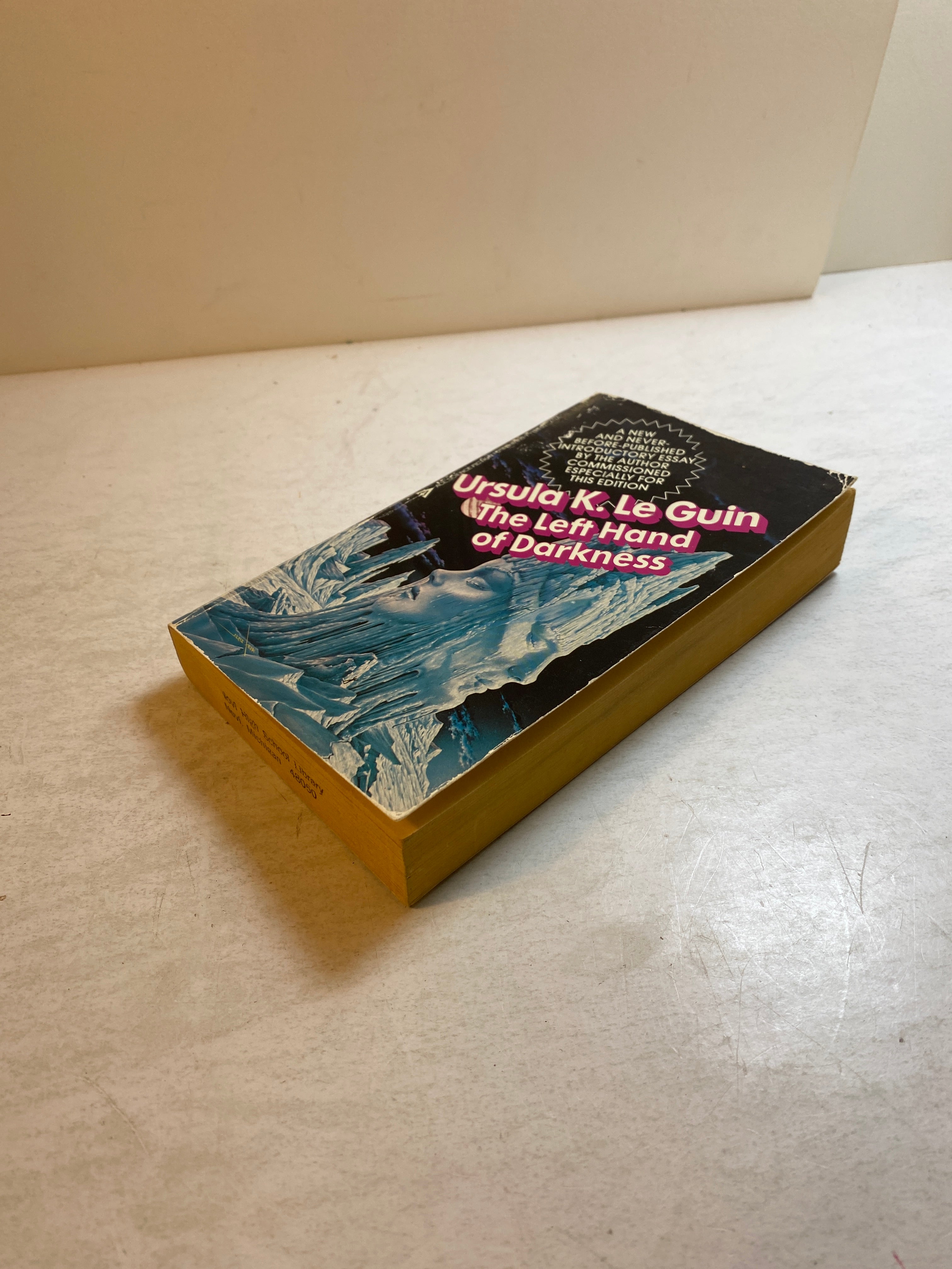 Left Hand of Darkness Ursula Le Guin paperback 1976