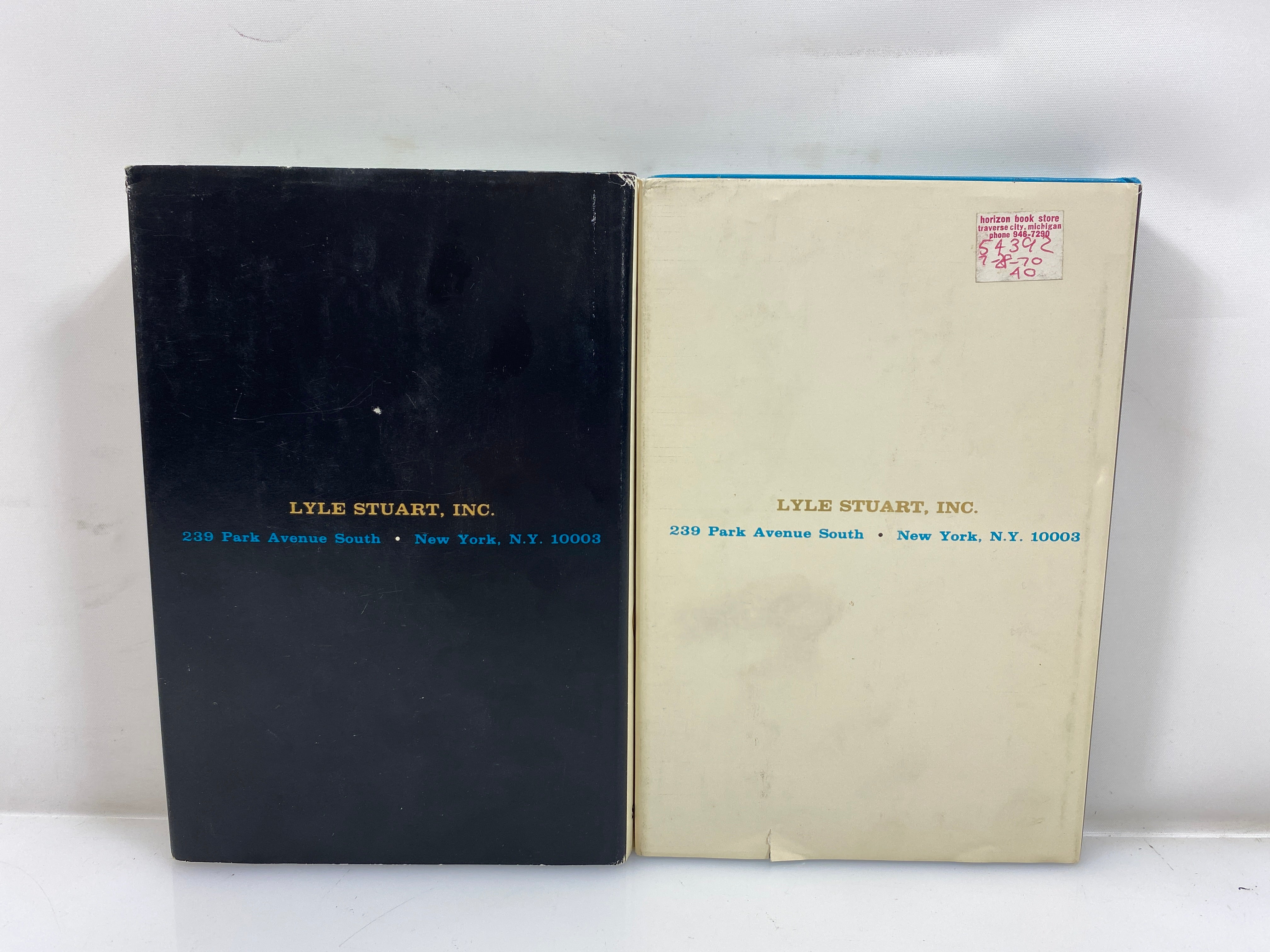 Lot of 2: The Sensuous Woman by "J"/The Sensuous Man by "M" 1970-71 HCDJ