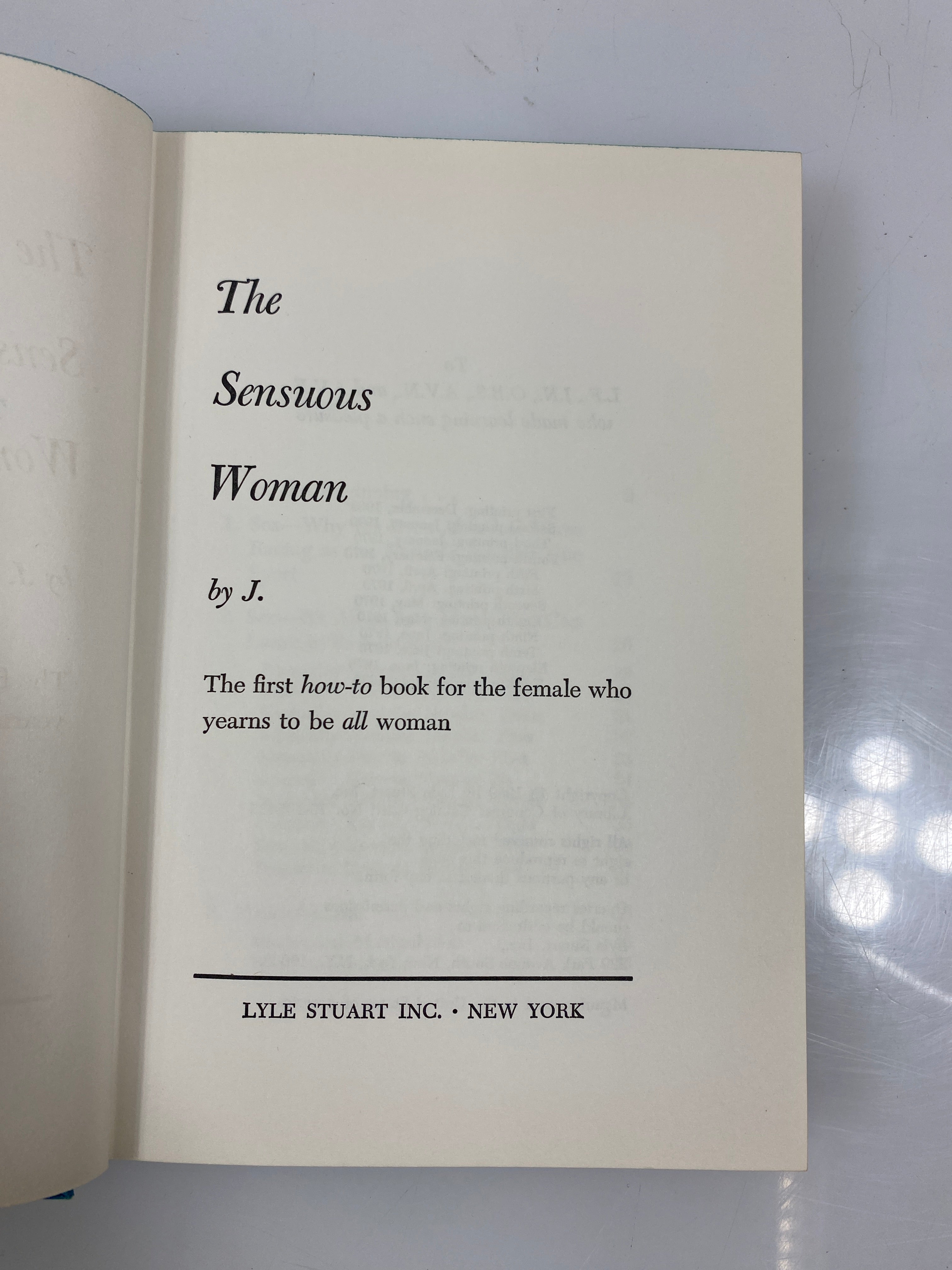 Lot of 2: The Sensuous Woman by "J"/The Sensuous Man by "M" 1970-71 HCDJ