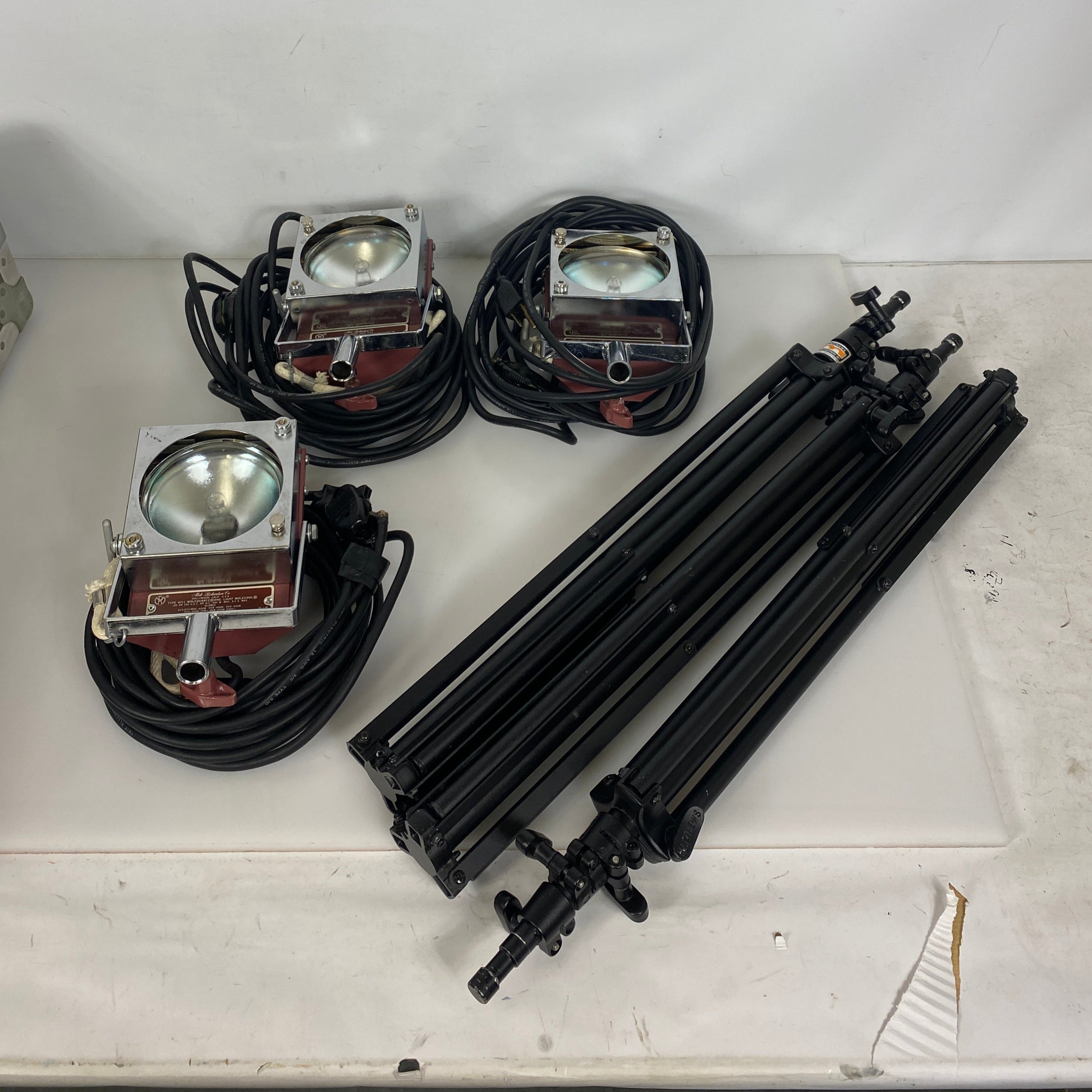 Mole-Richardson. Co #4711 Spotlight and Stand in Case (3 Pack)