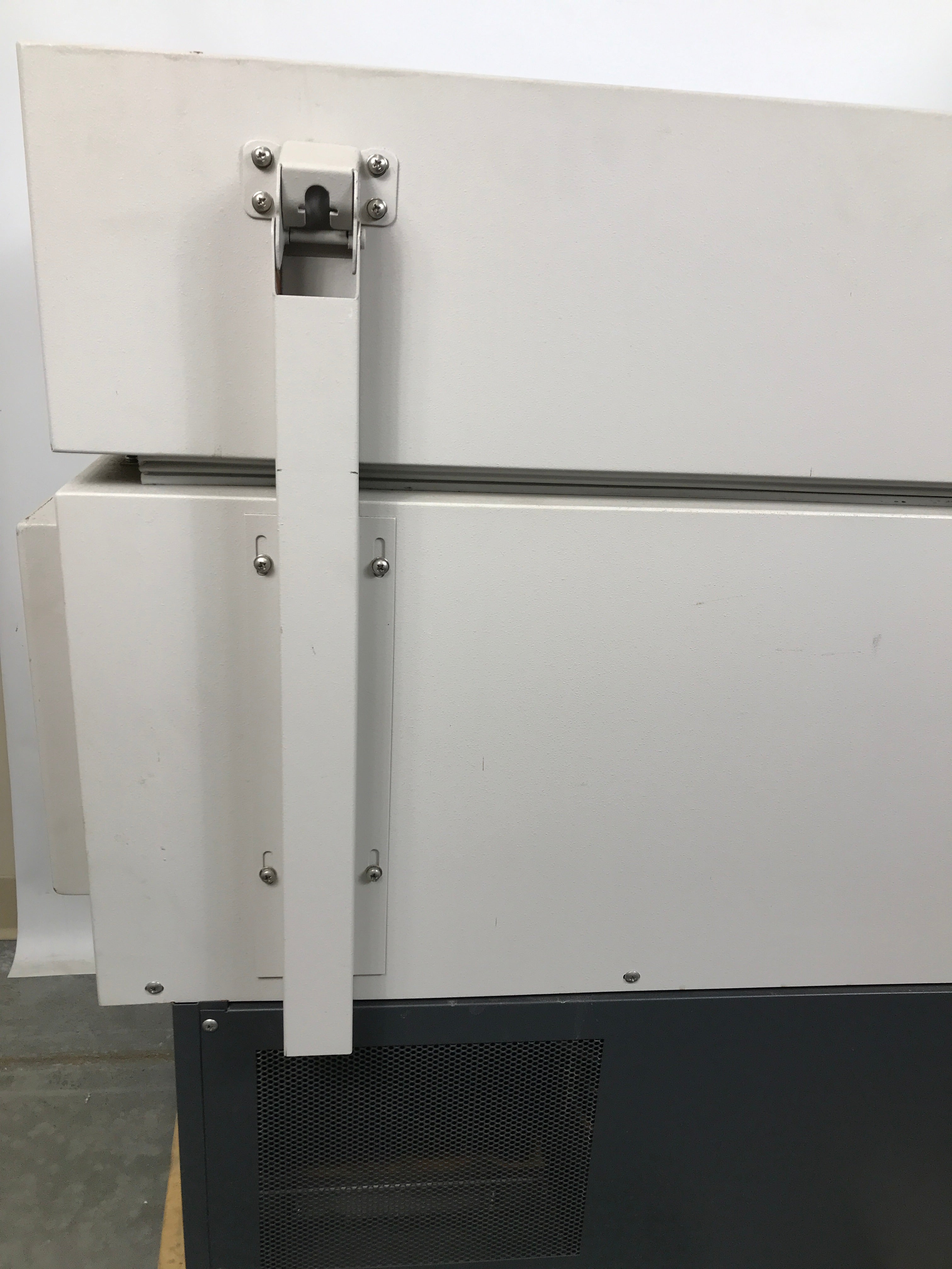 New Brunswick Innova 4340 Illuminated Refrigerated Incubator Shaker *For Parts or Repair*