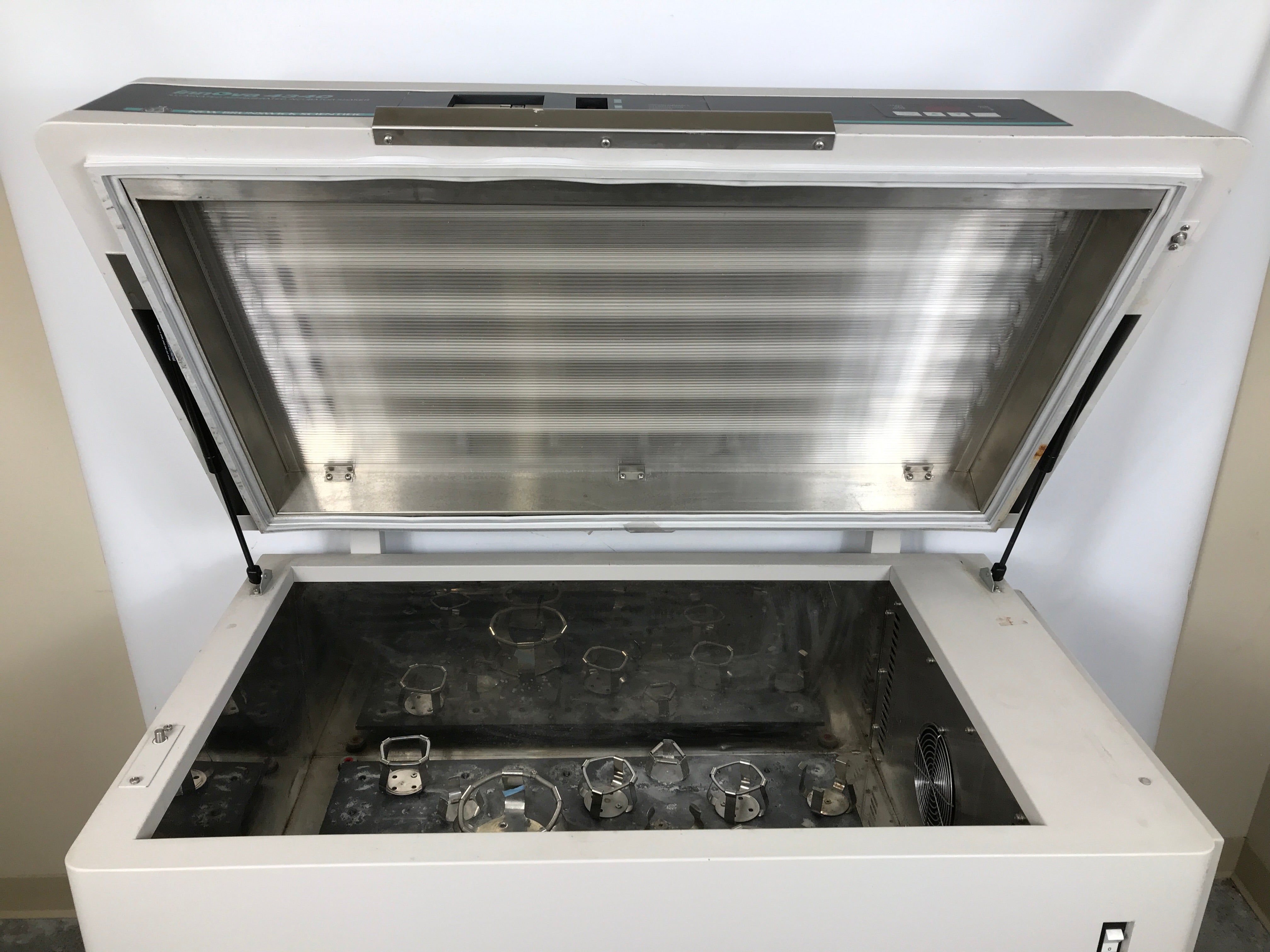 New Brunswick Innova 4340 Illuminated Refrigerated Incubator Shaker *For Parts or Repair*