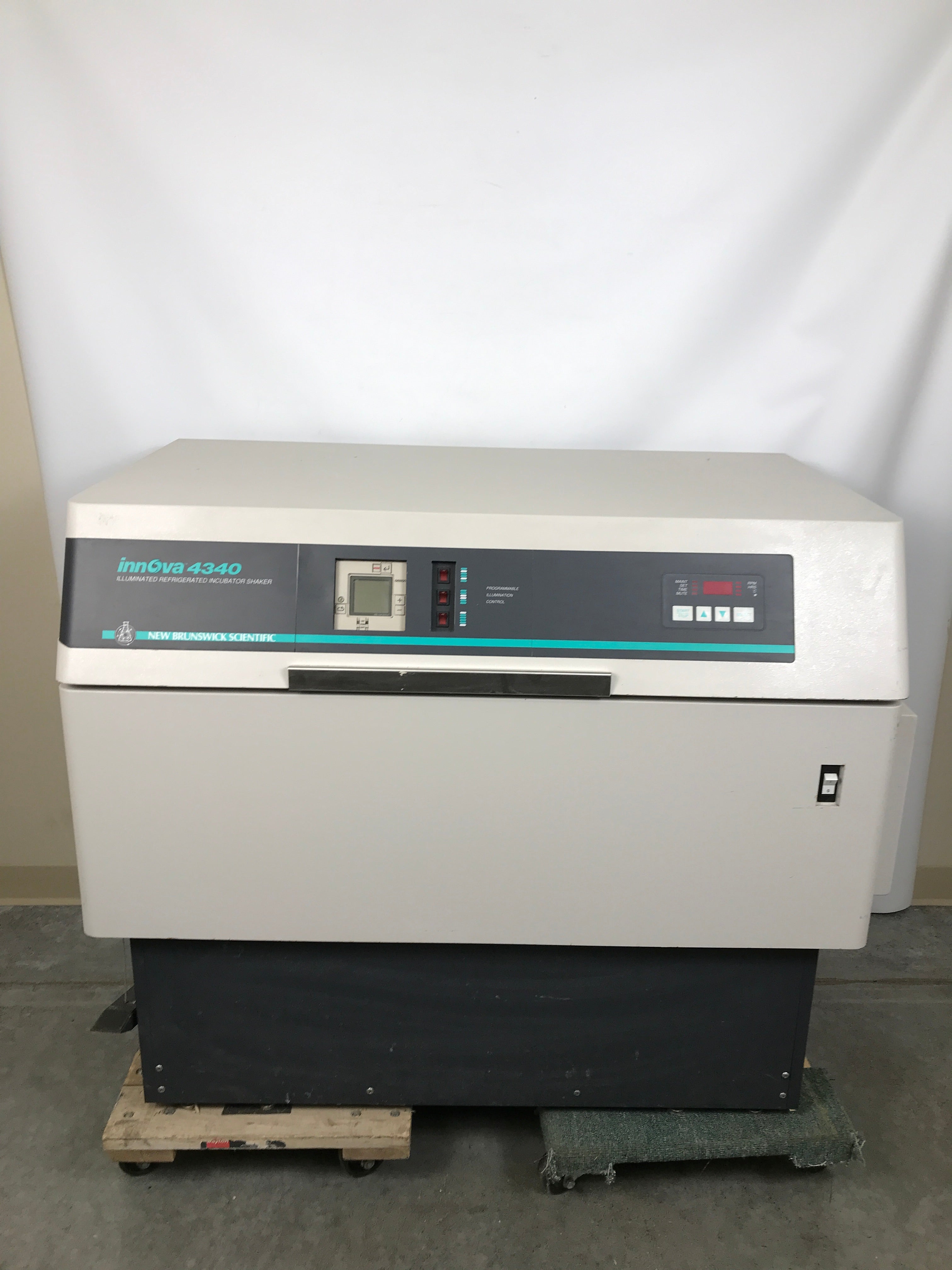New Brunswick Innova 4340 Illuminated Refrigerated Incubator Shaker *For Parts or Repair*