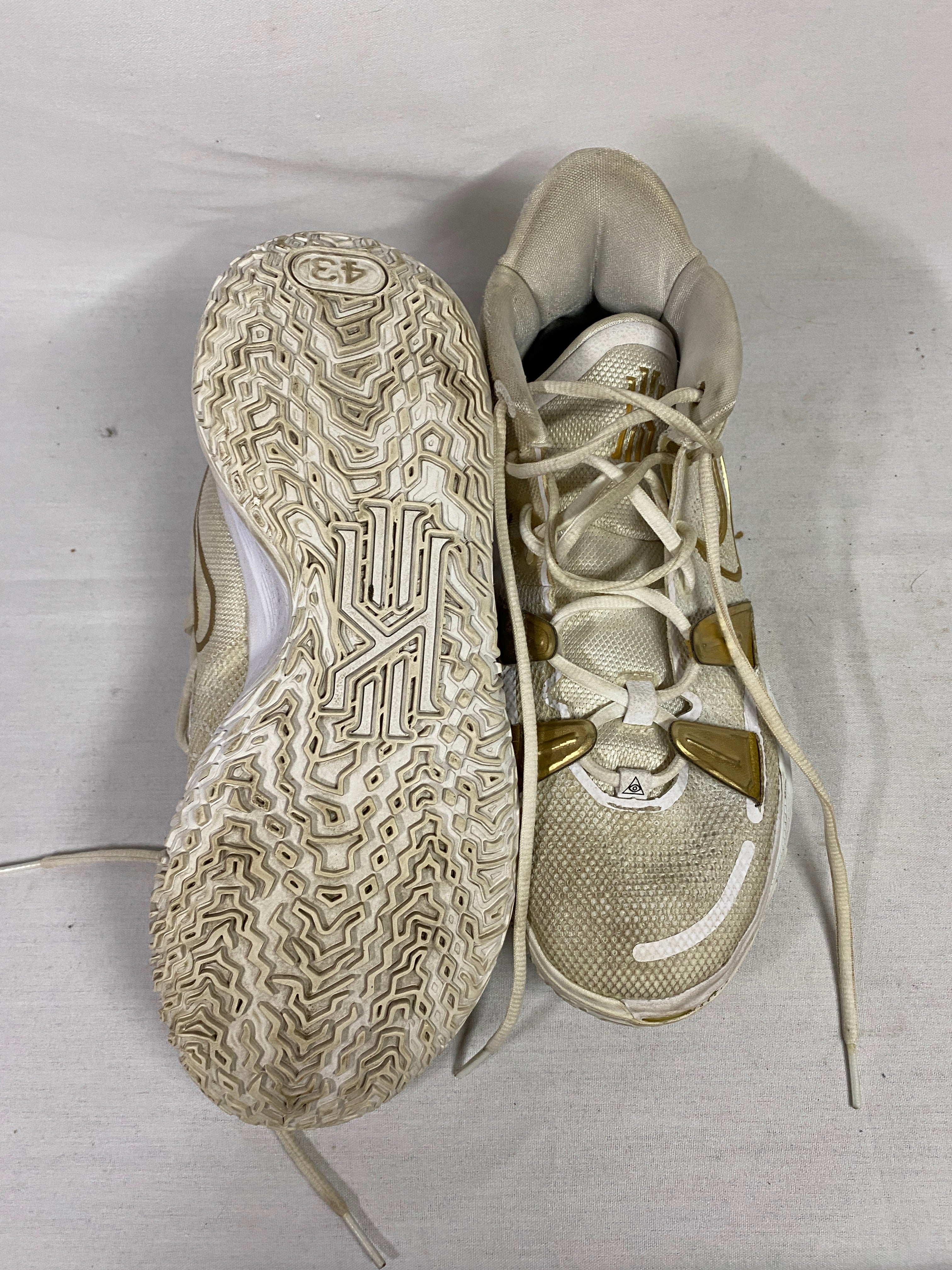 Nike Kyrie "7 Rings" Metallic Gold and White Basketball Shoes Men's Size 10