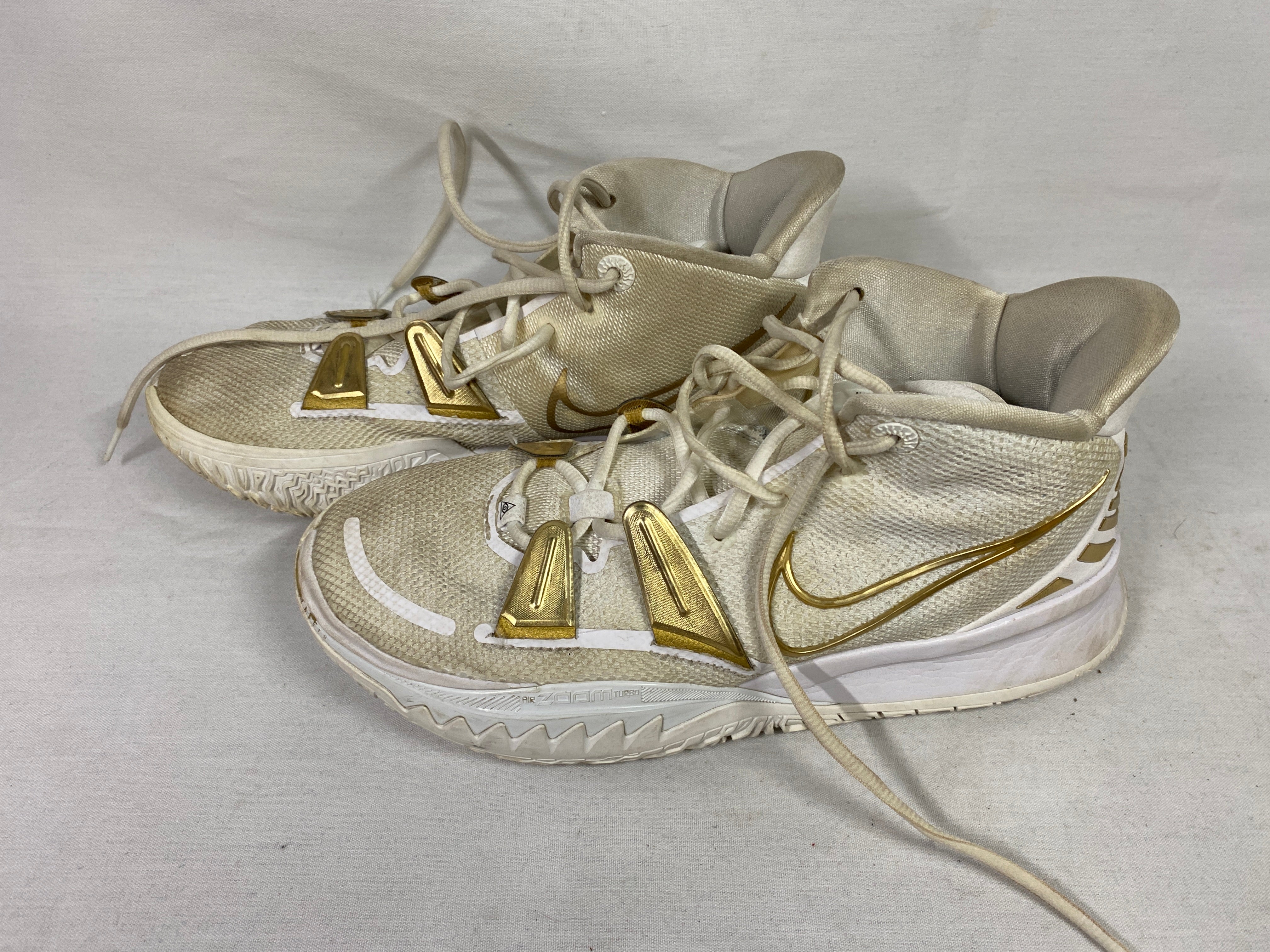 Nike Kyrie "7 Rings" Metallic Gold and White Basketball Shoes Men's Size 10