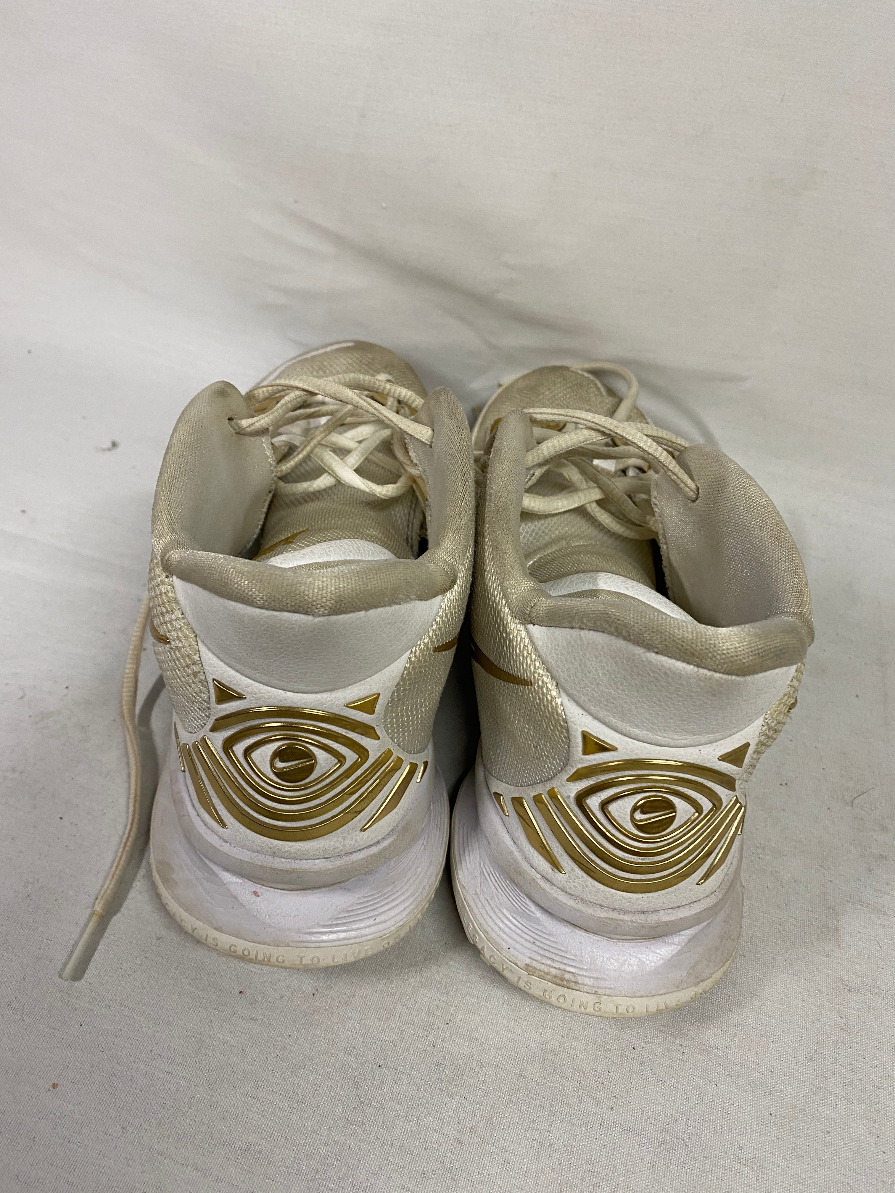 Nike Kyrie "7 Rings" Metallic Gold and White Basketball Shoes Men's Size 10