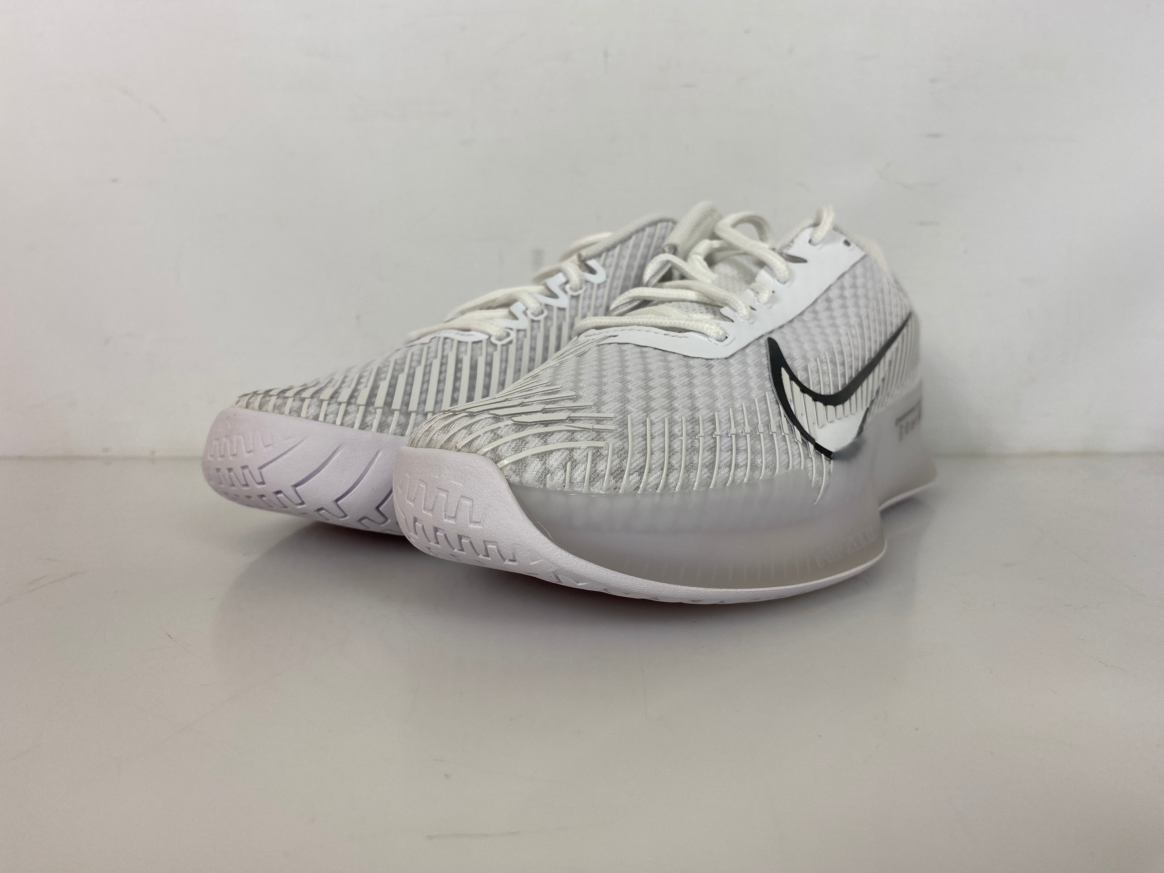 Nike White Zoom Vapor 11 HC Tennis Shoes Women's Size 8.5