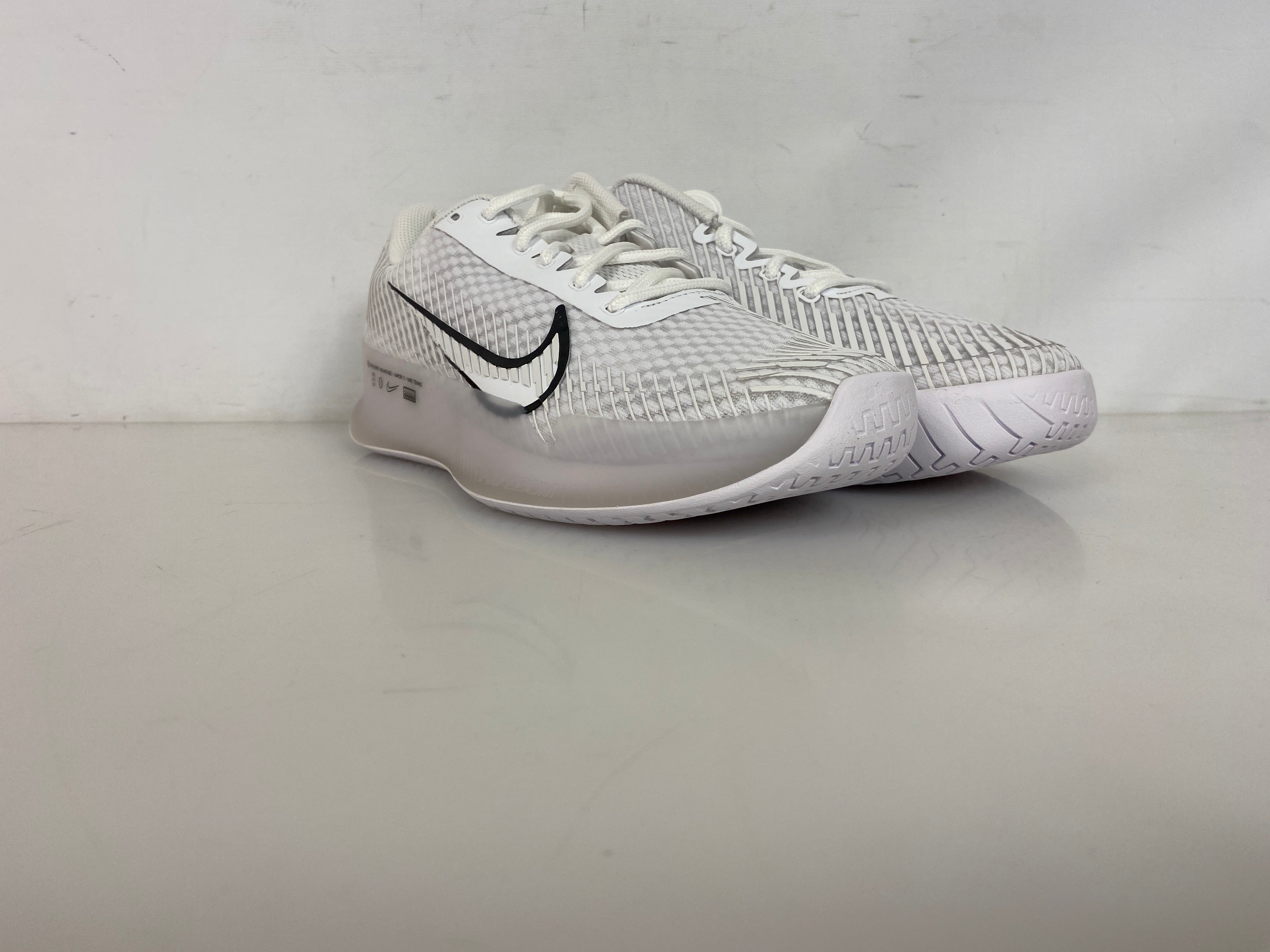 Nike White Zoom Vapor 11 HC Tennis Shoes Women's Size 8.5