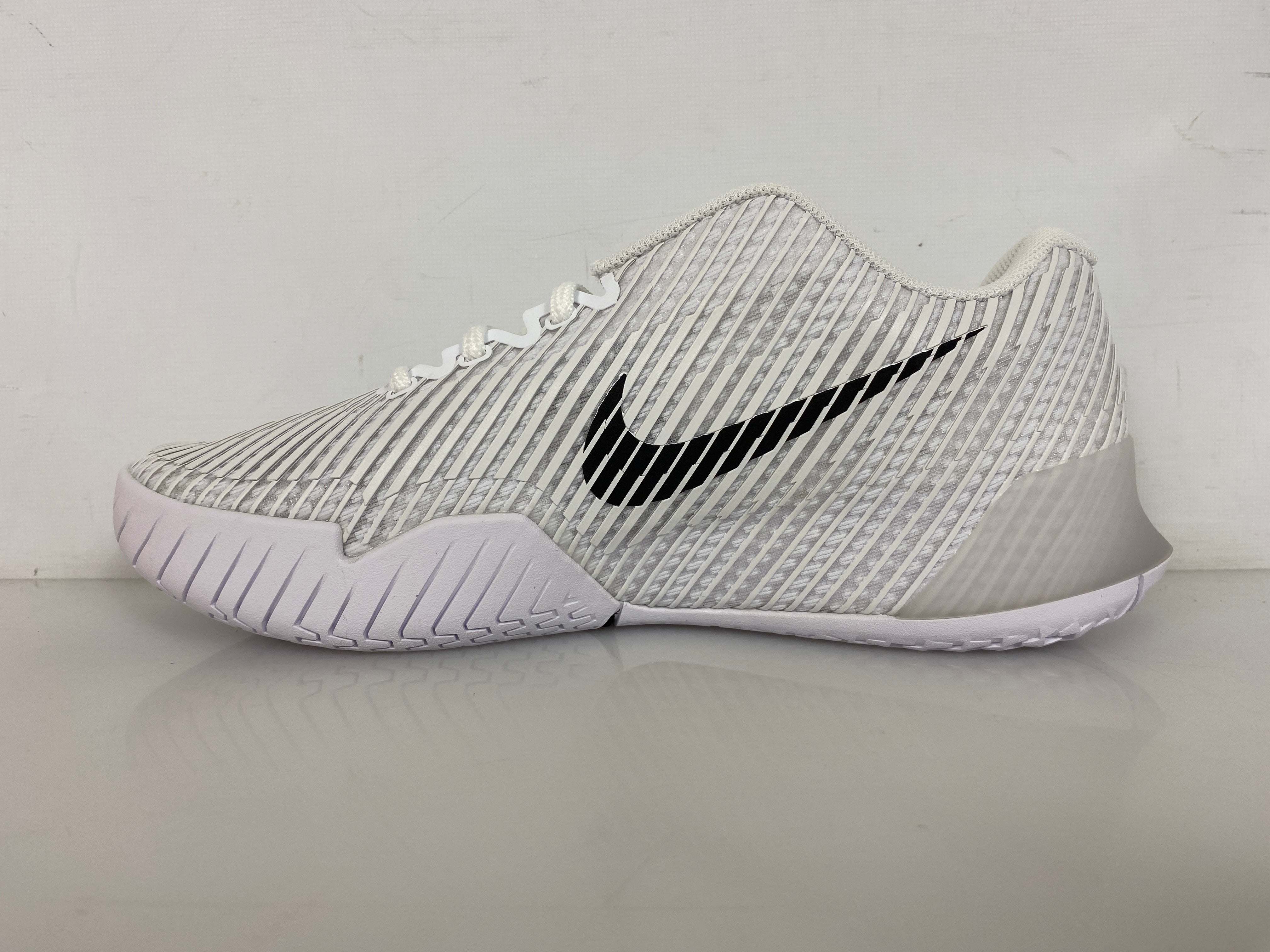 Nike White Zoom Vapor 11 HC Tennis Shoes Women's Size 8.5