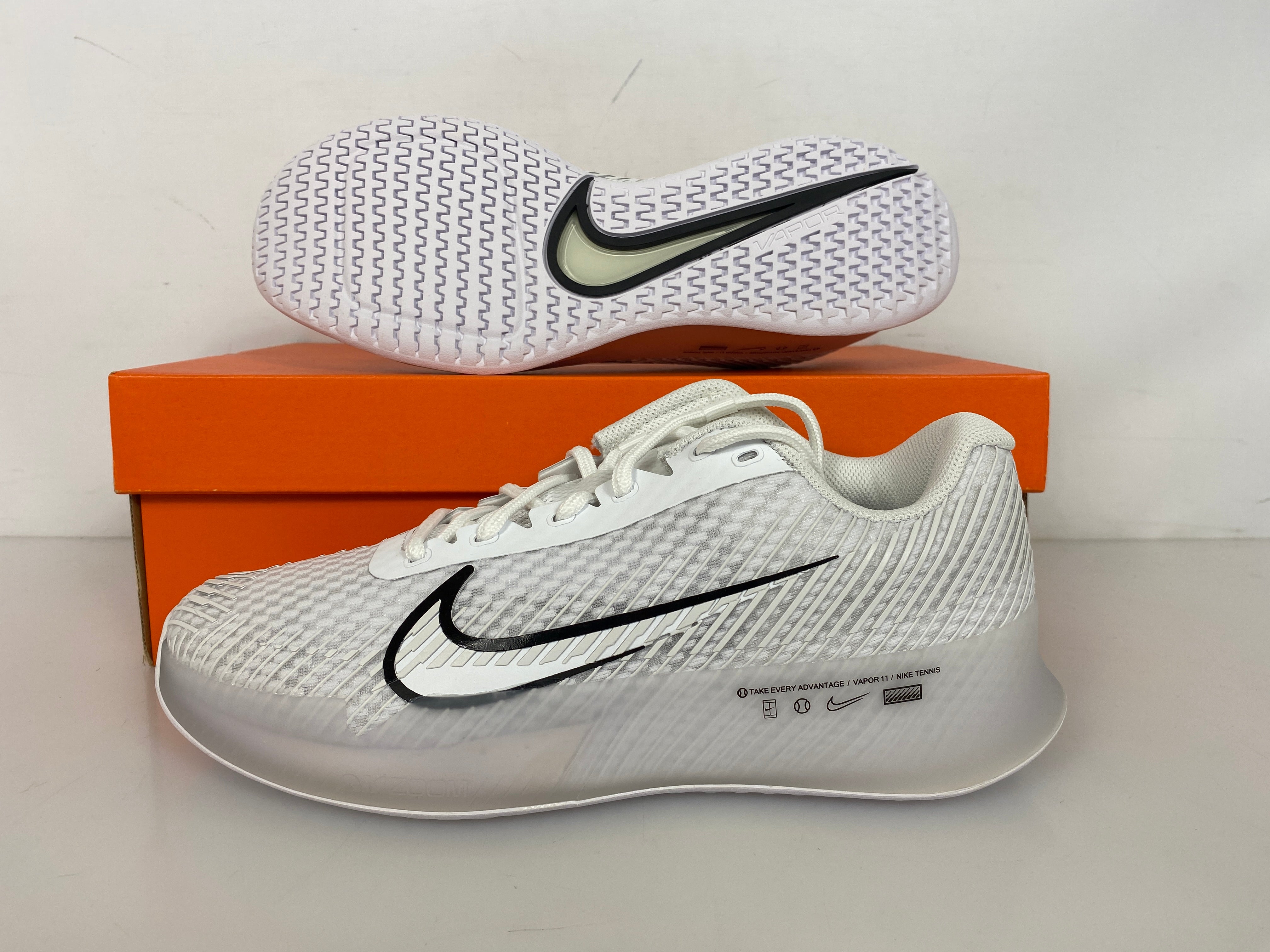 Nike White Zoom Vapor 11 HC Tennis Shoes Women's Size 8.5