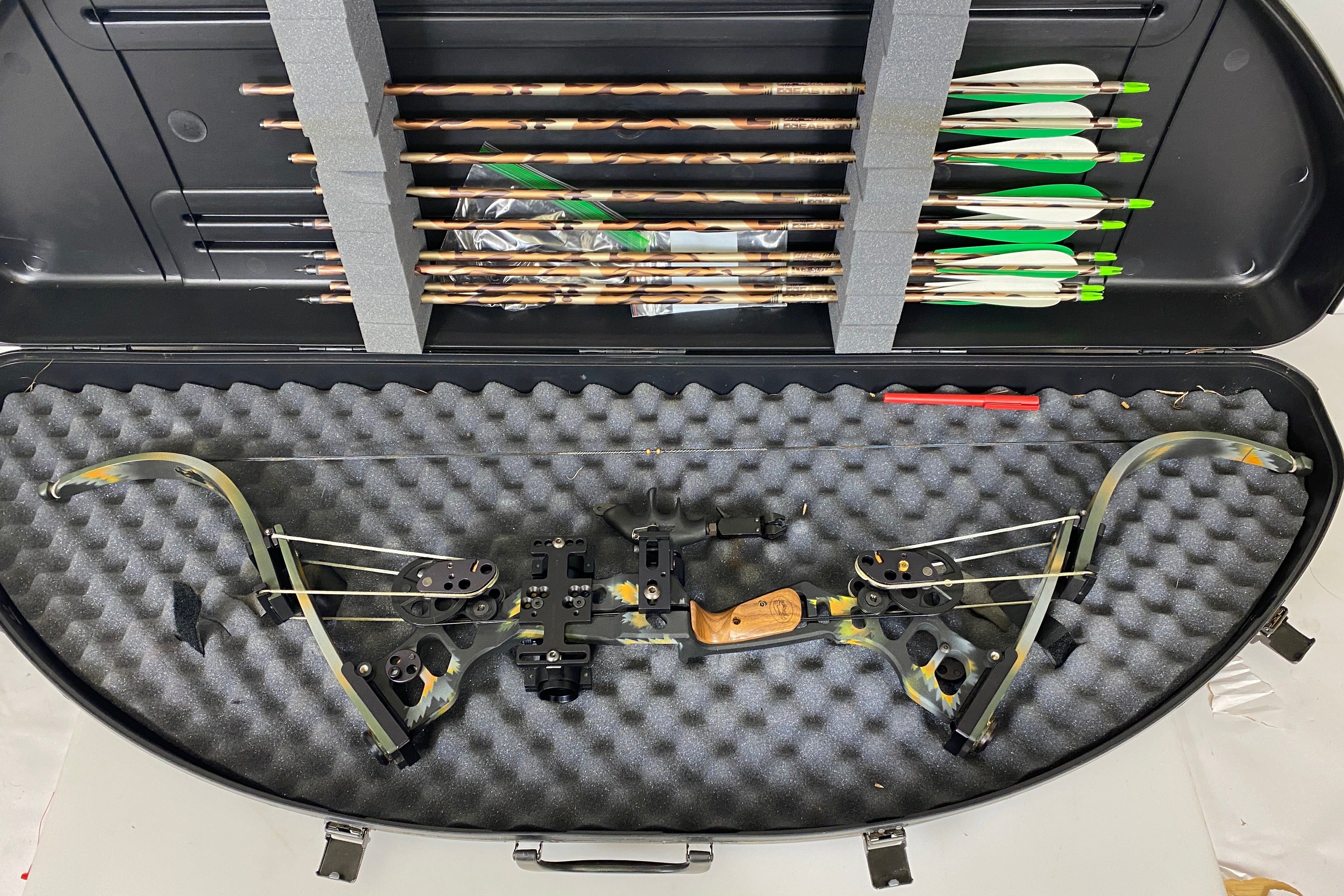 Oneida Eagle Tom Cat 50-70 Pound Bow w/ Easton Arrows and Hard Case