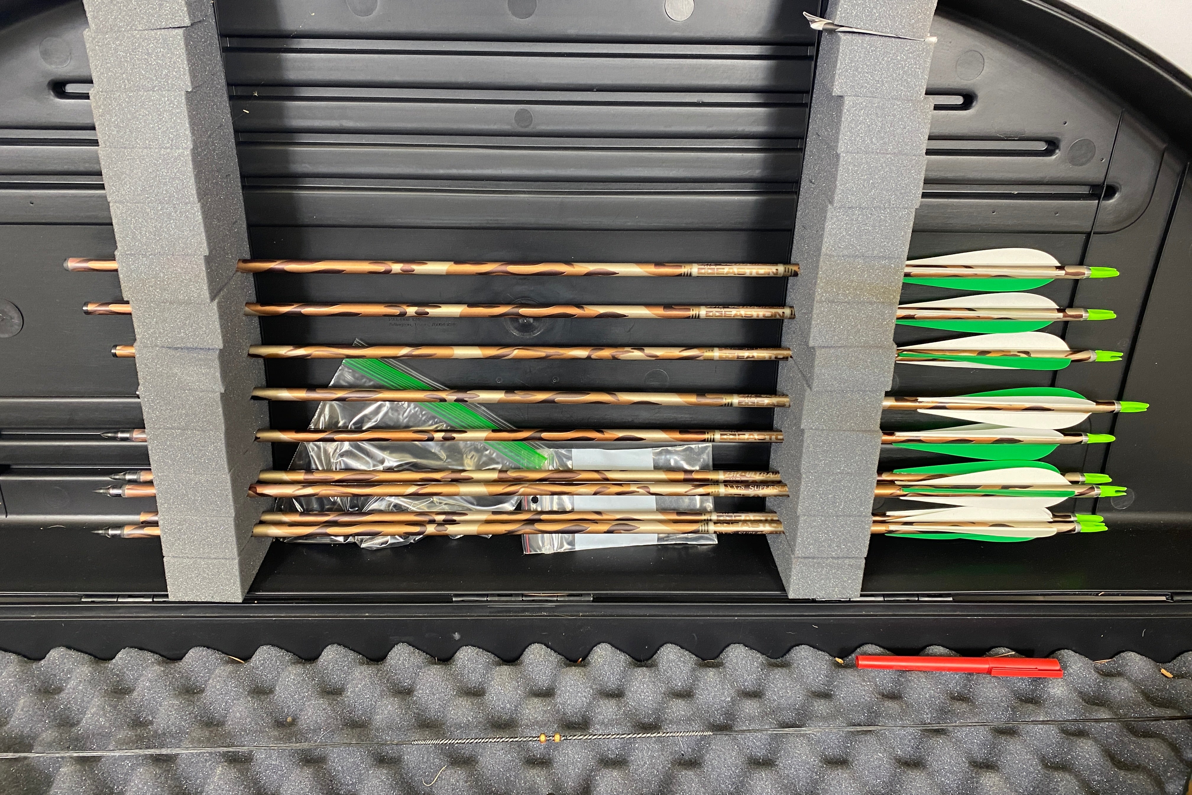 Oneida Eagle Tom Cat 50-70 Pound Bow w/ Easton Arrows and Hard Case