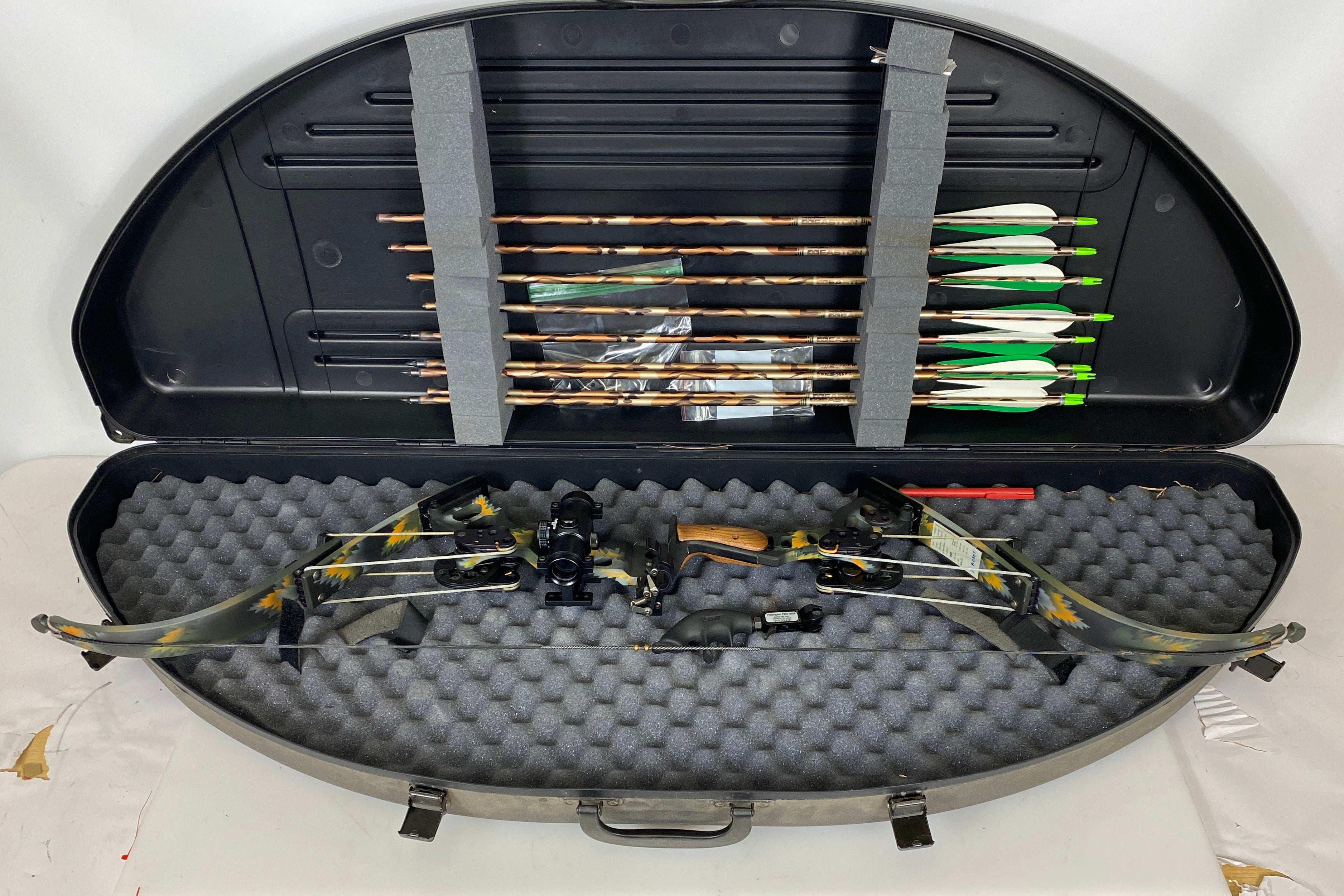 Oneida Eagle Tom Cat 50-70 Pound Bow w/ Easton Arrows and Hard Case