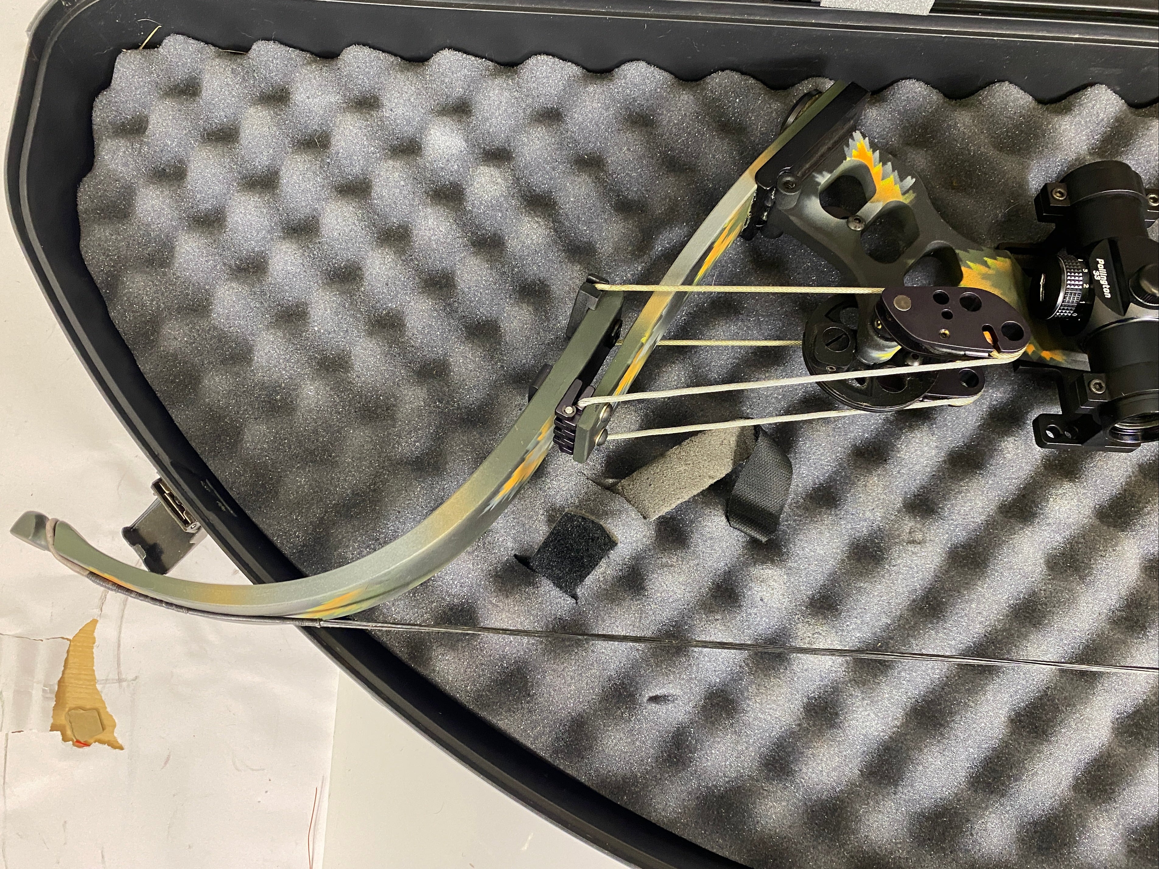 Oneida Eagle Tom Cat 50-70 Pound Bow w/ Easton Arrows and Hard Case