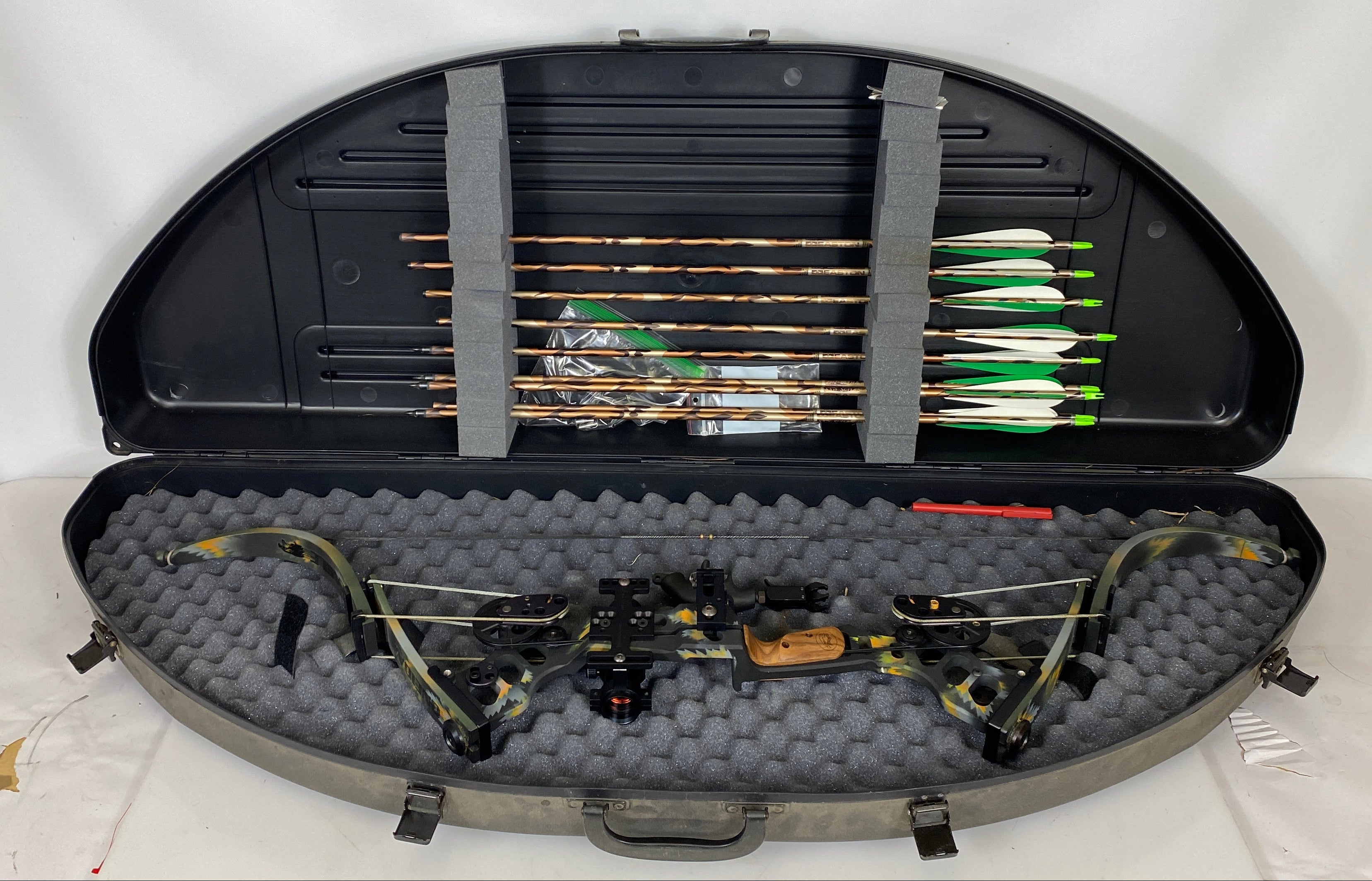 Oneida Eagle Tom Cat 50-70 Pound Bow w/ Easton Arrows and Hard Case