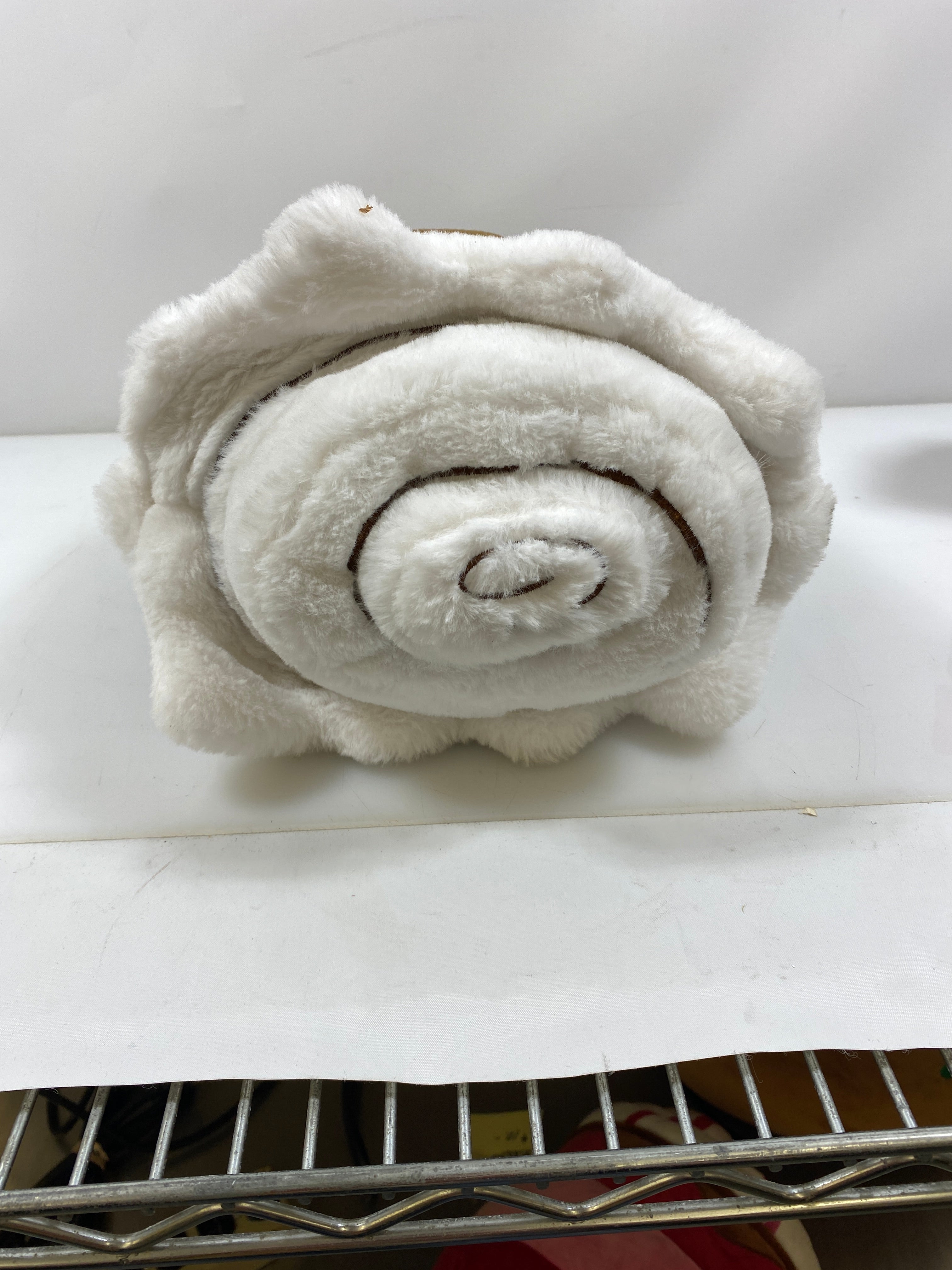 Play Right Hug Me Cinnamon Roll