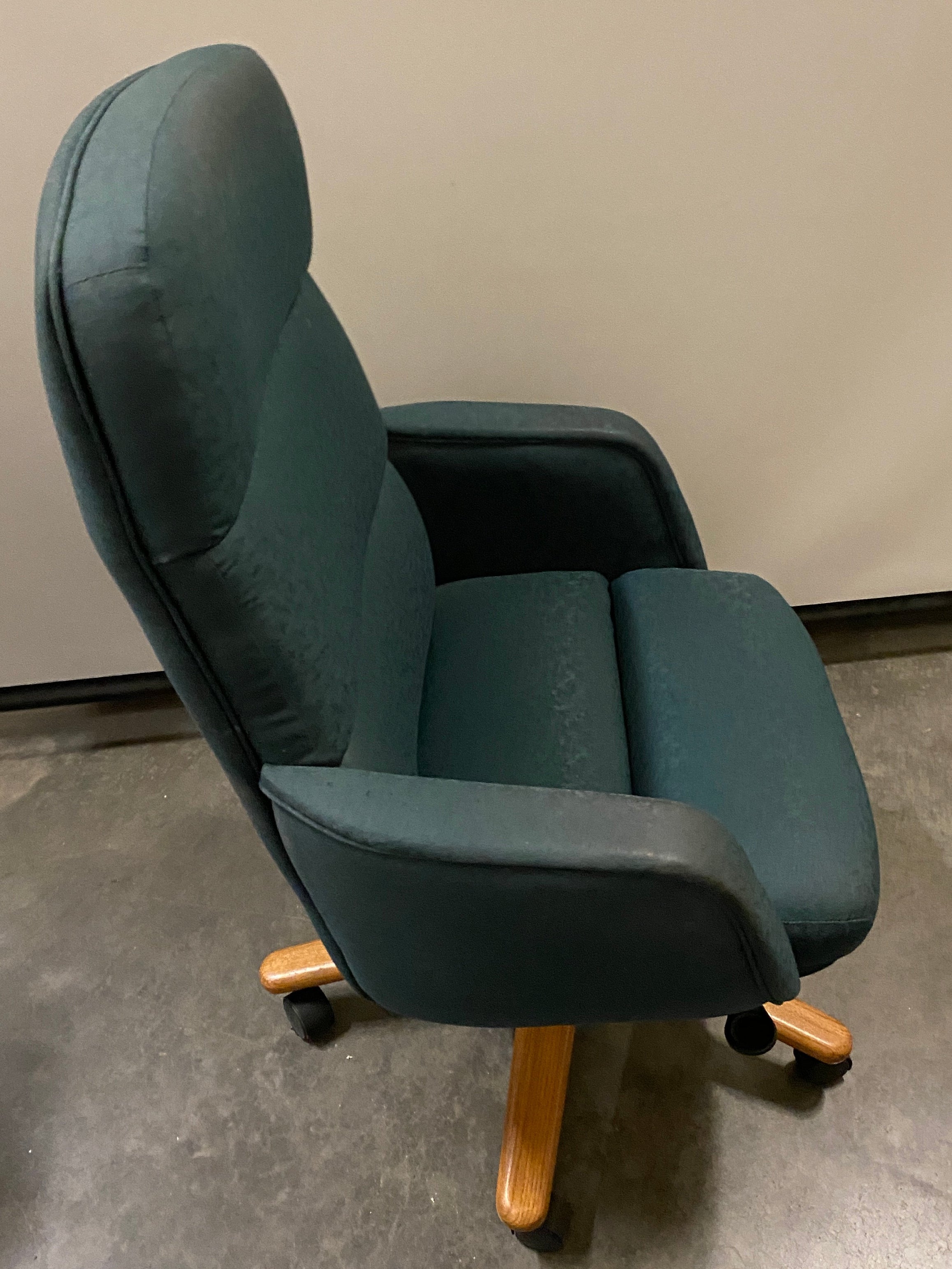 Quebec 69 Green Office Chair w/ Wooden Base