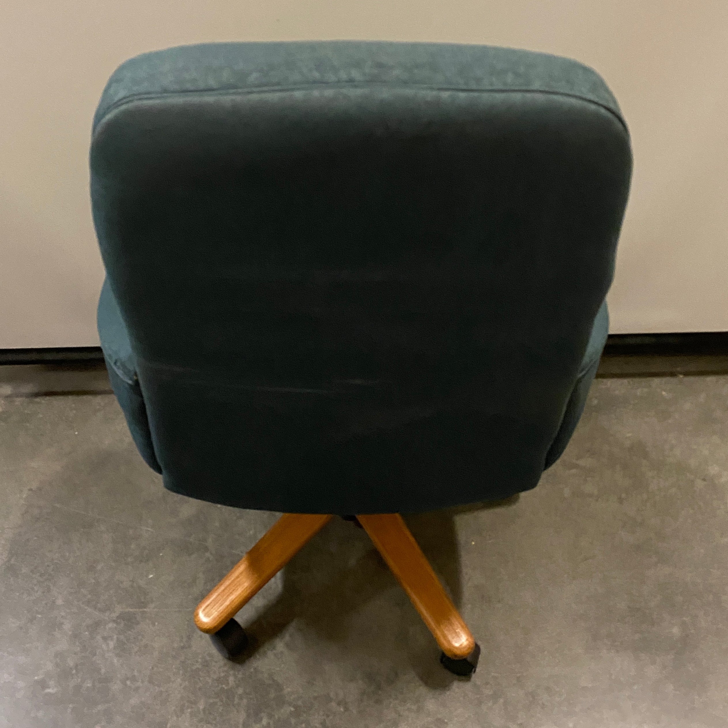 Quebec 69 Green Office Chair w/ Wooden Base