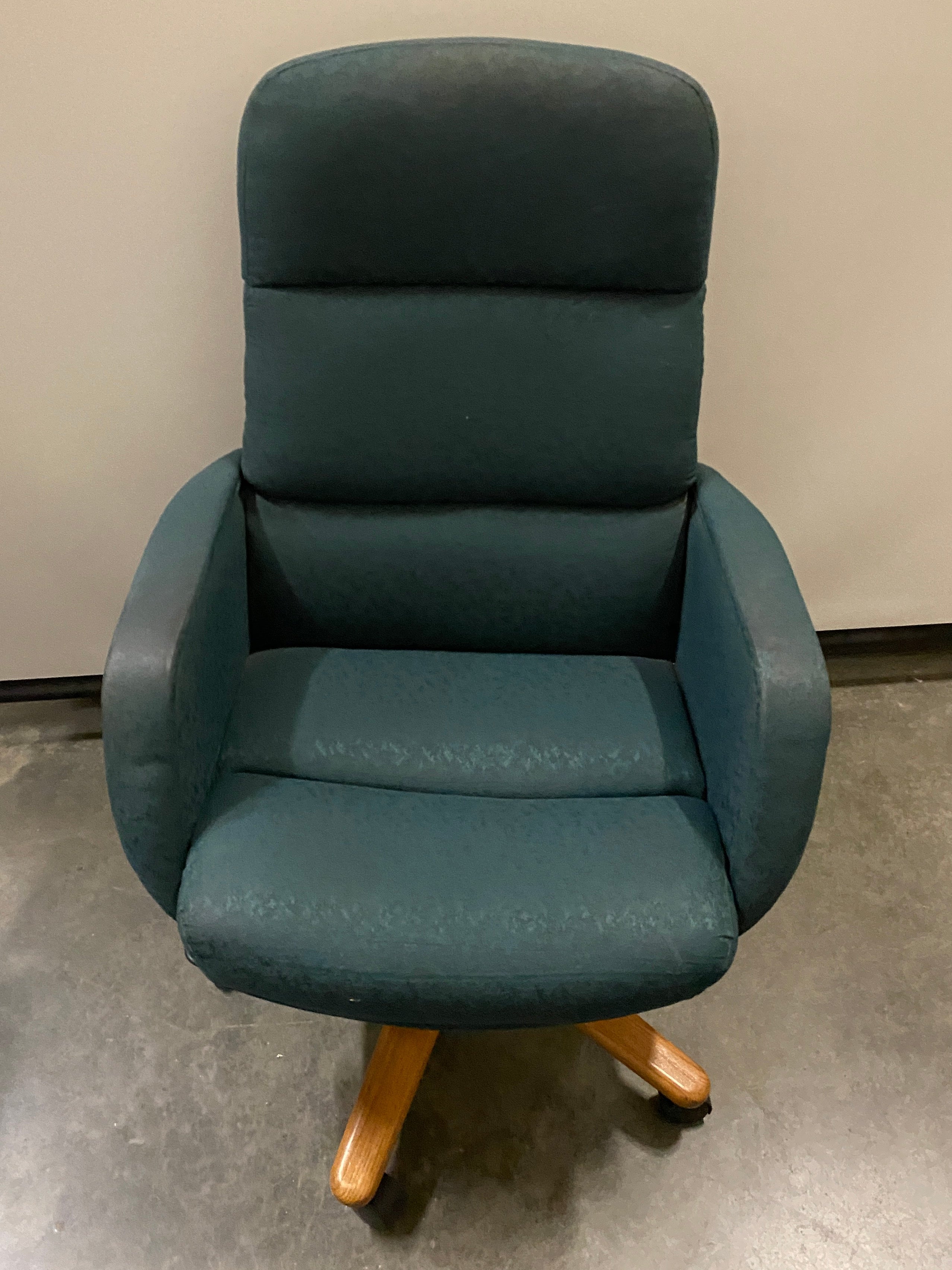 Quebec 69 Green Office Chair w/ Wooden Base