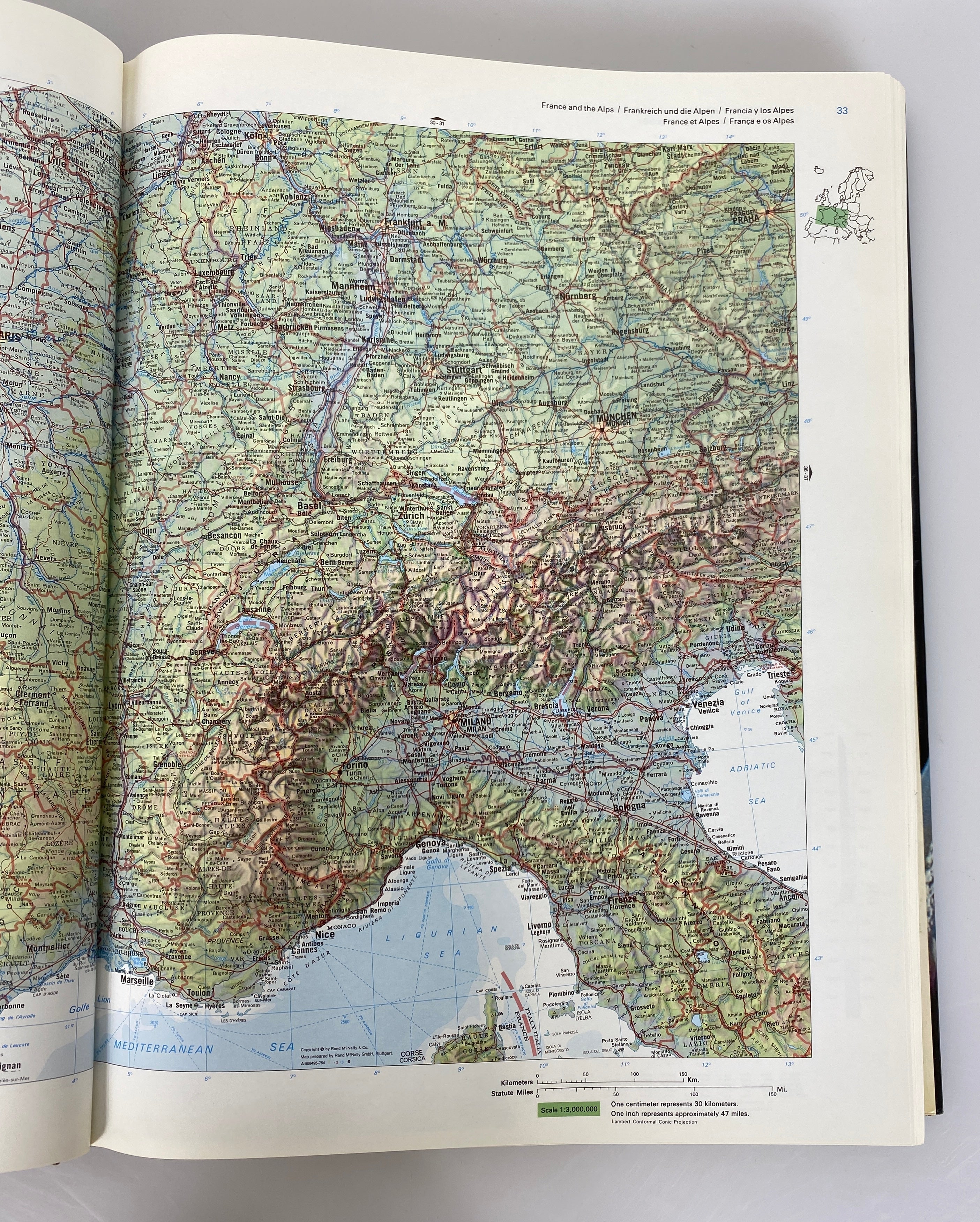 Rand McNally The New International Atlas (1981) Vintage HC DJ