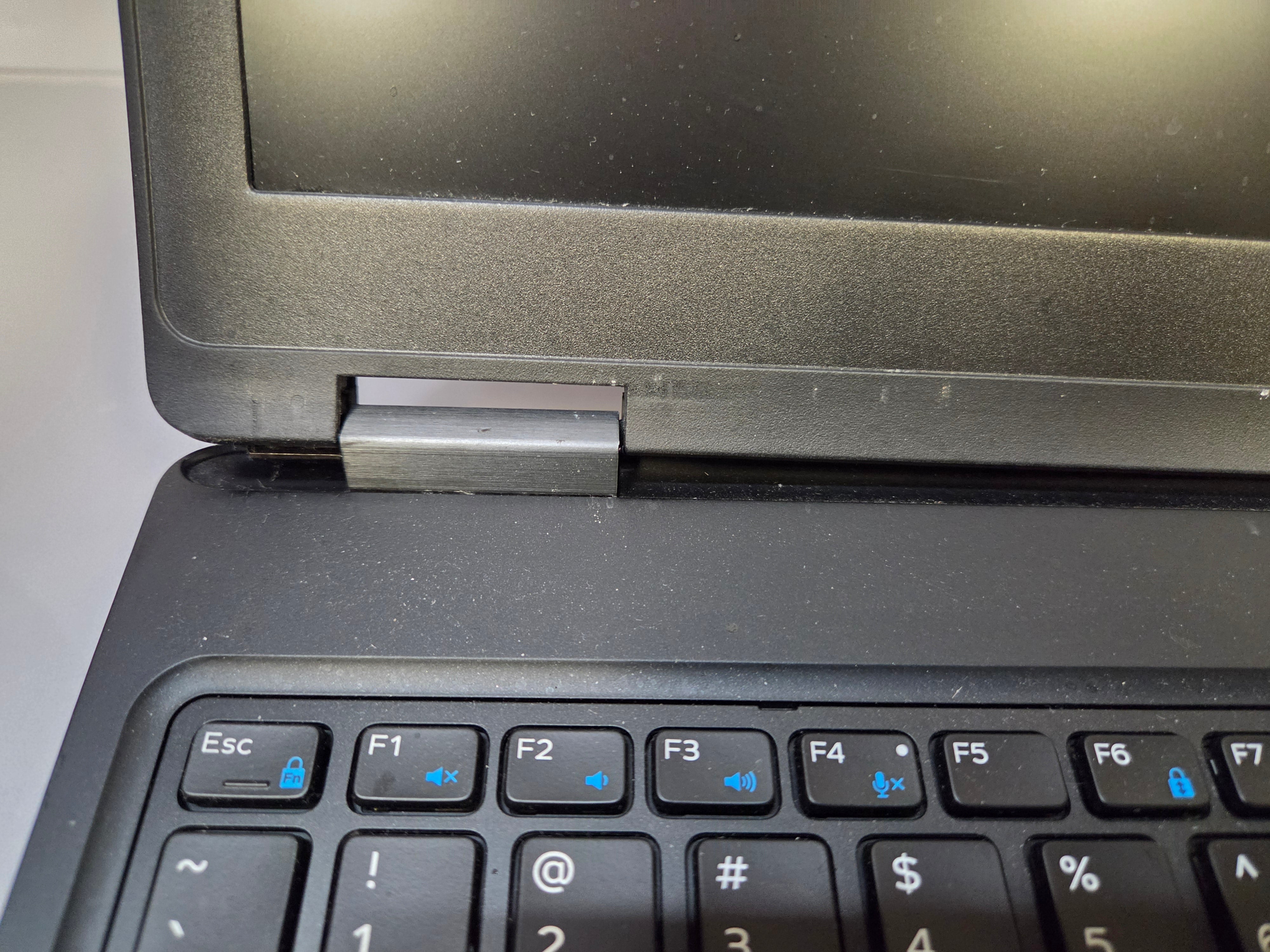 Dell Latitude 5590 i7 8th Gen *No HDD Broken Hinge*