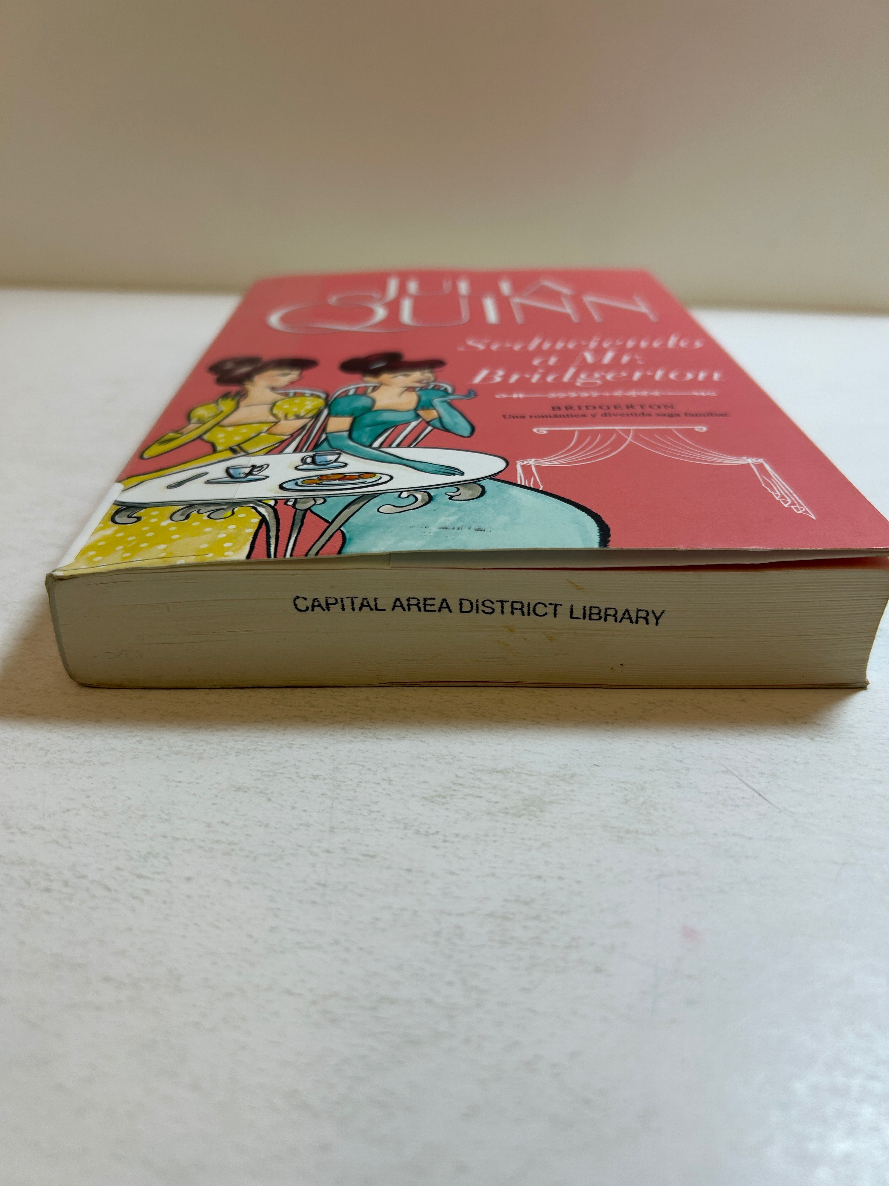 Seduciendo a Mr. Bridgerton (Bridgerton 4) Spanish Edition Trade Paperback Ex-Library