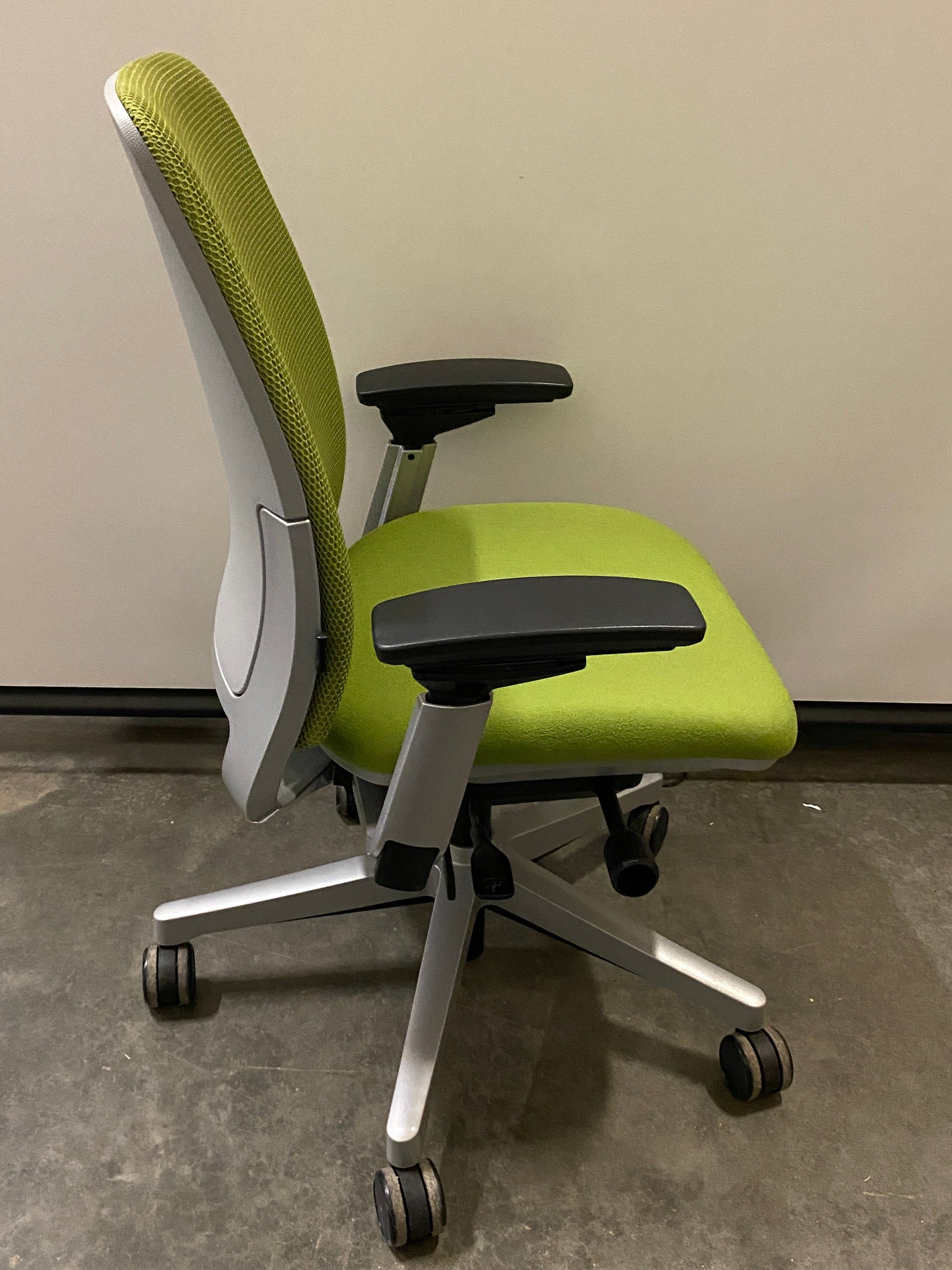 Steelcase #4821418 Green Mesh Adjustable Office Chair