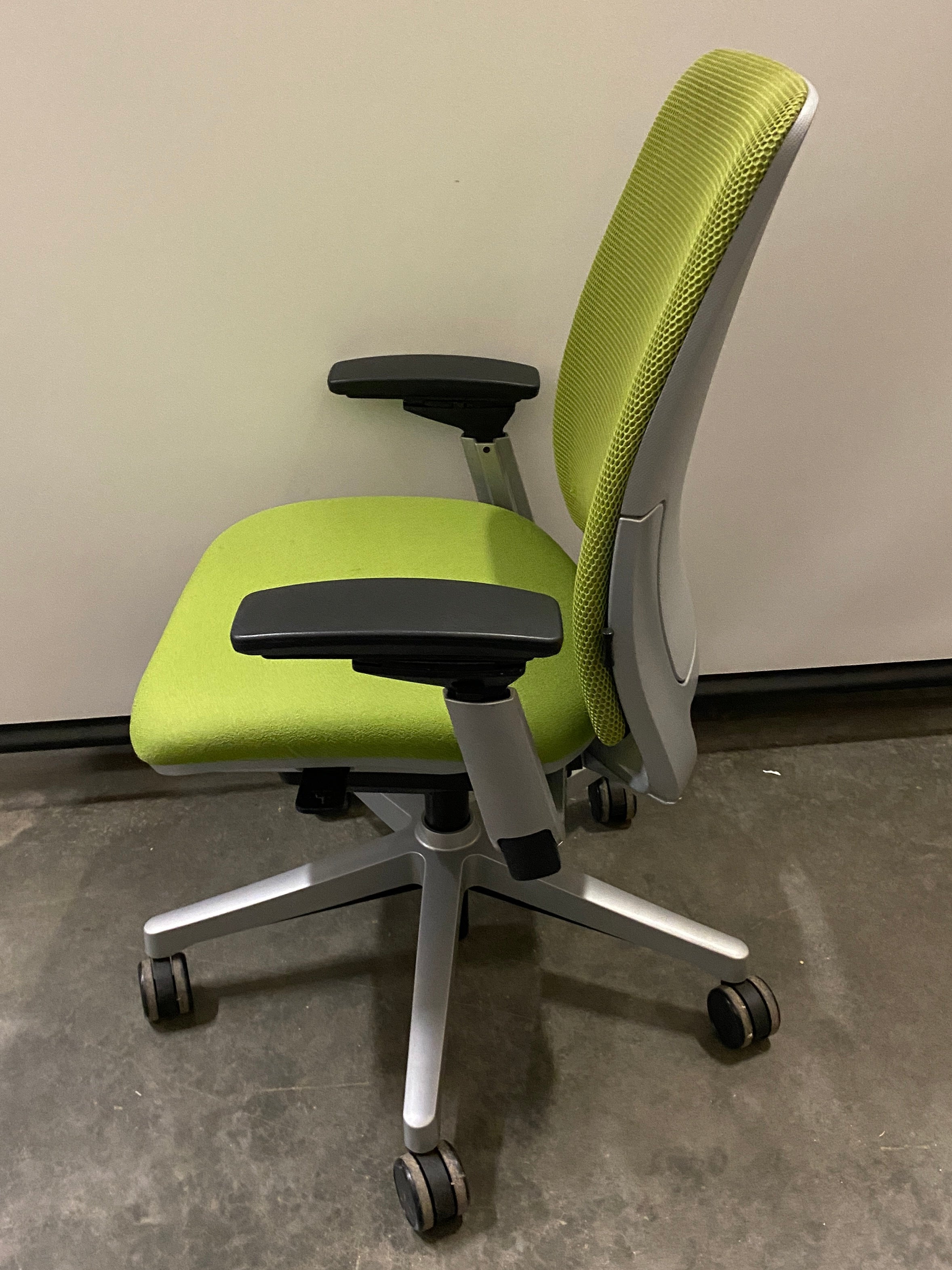Steelcase #4821418 Green Mesh Adjustable Office Chair