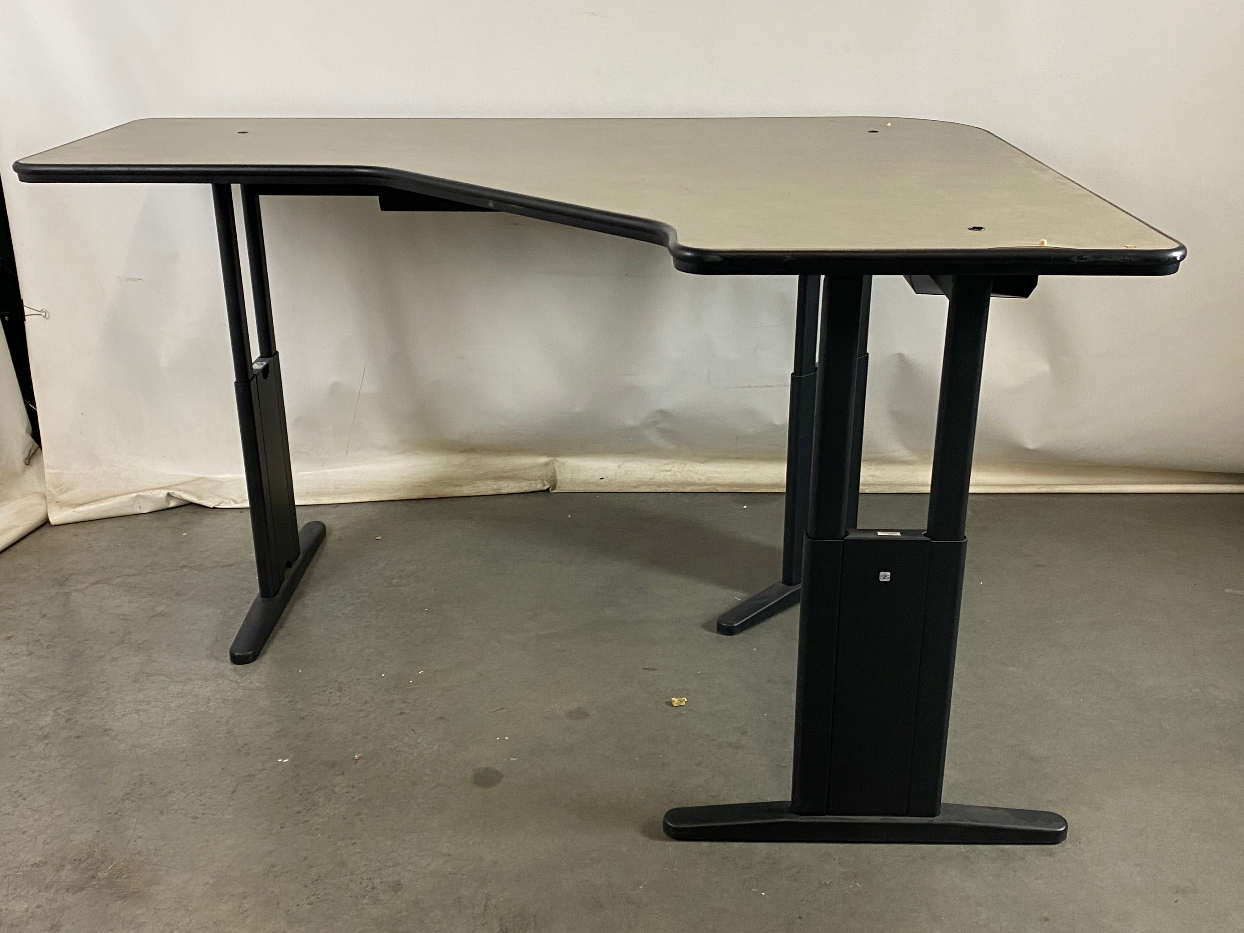 Steelcase 6090522 Gray Adjustable Height Corner Desk