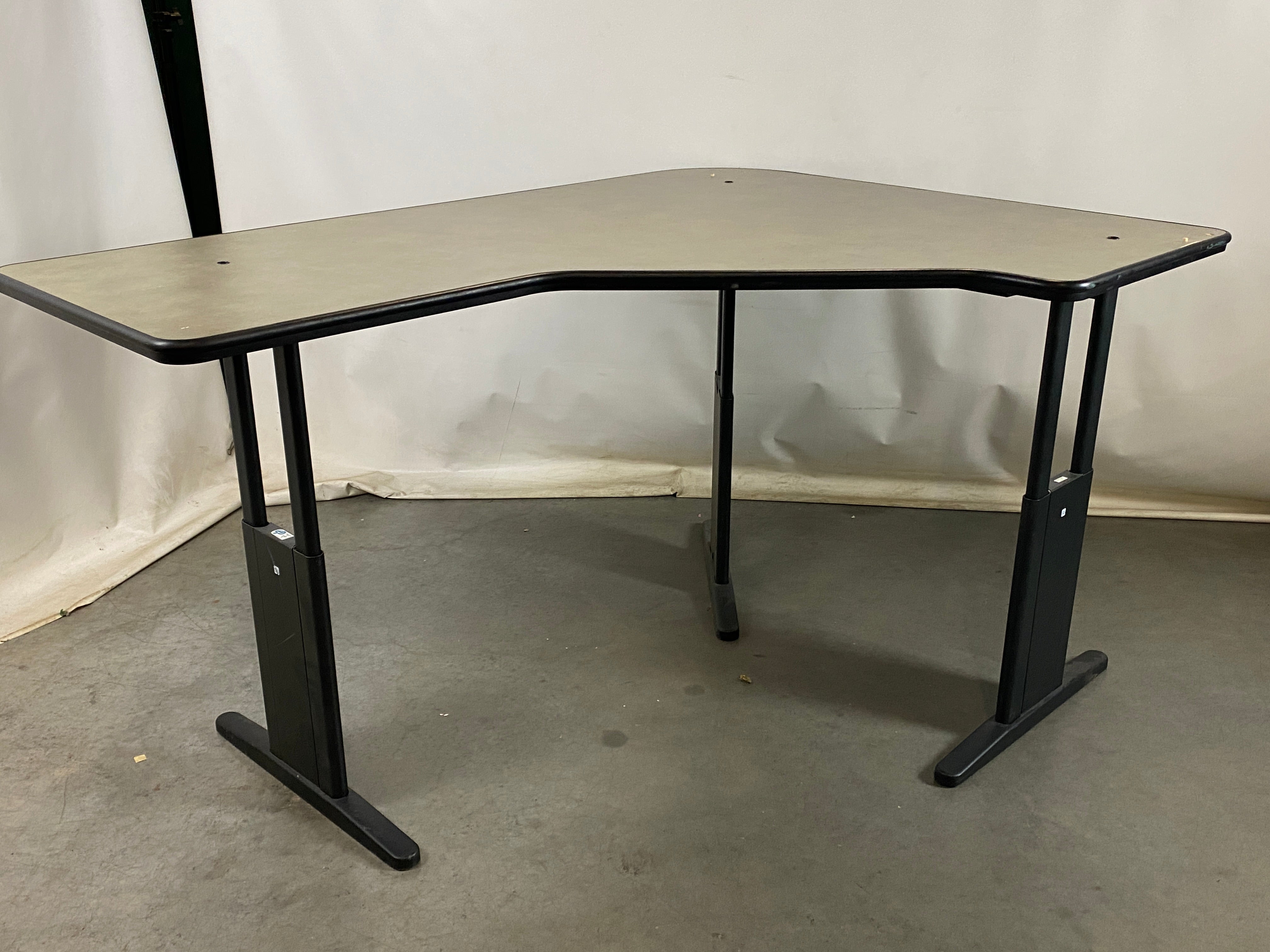 Steelcase 6090522 Gray Adjustable Height Corner Desk