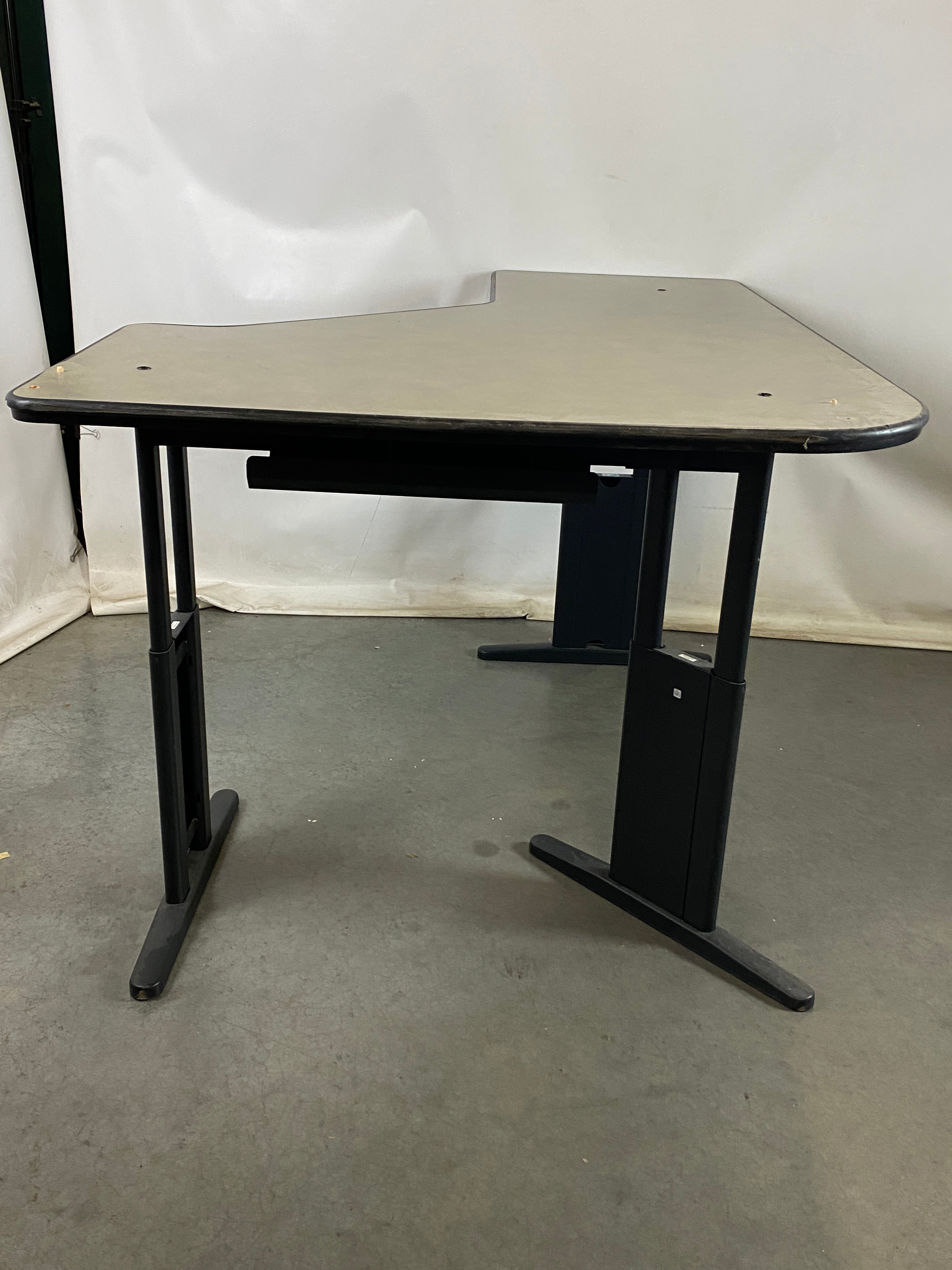 Steelcase 6090522 Gray Adjustable Height Corner Desk