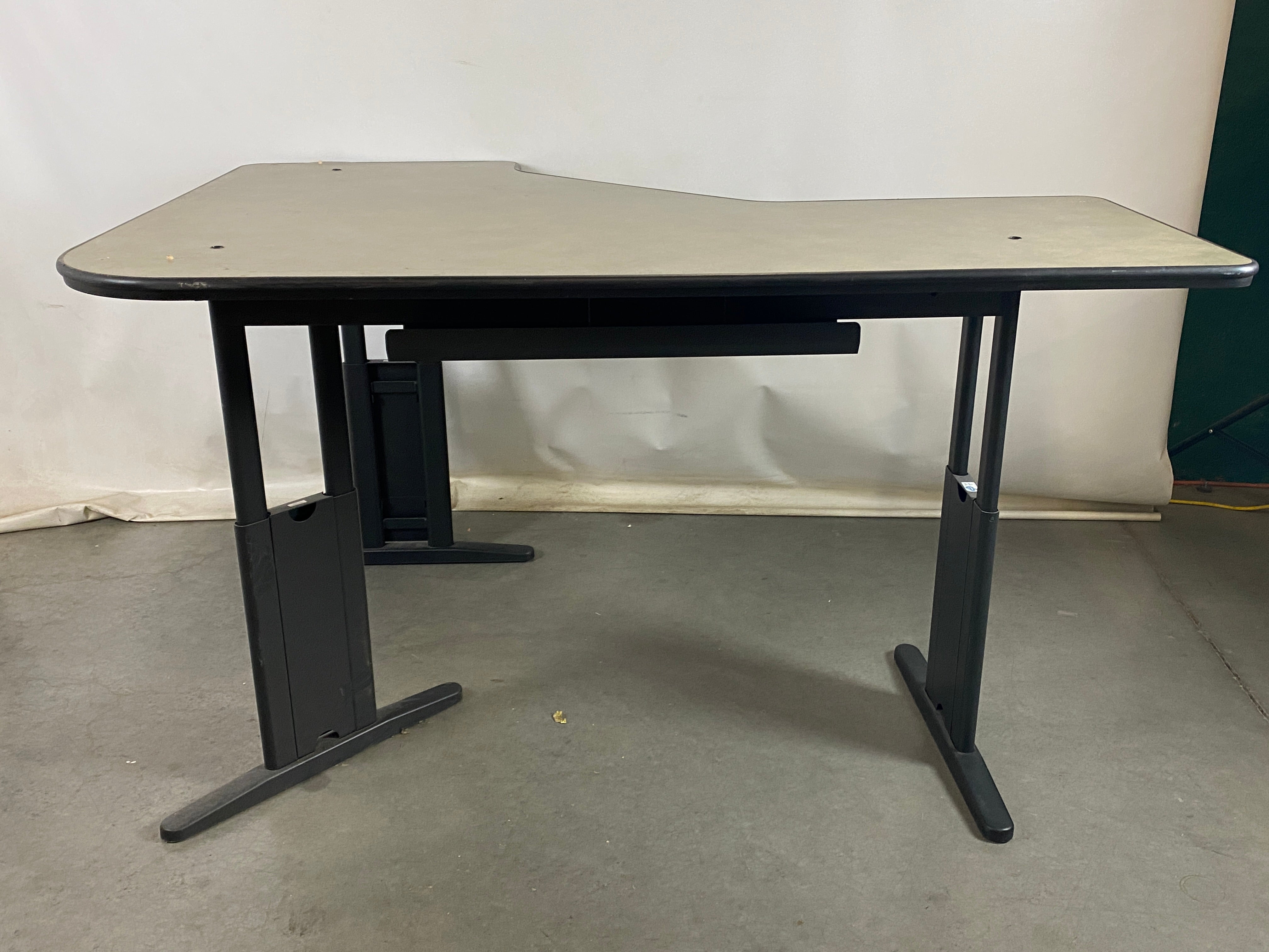 Steelcase 6090522 Gray Adjustable Height Corner Desk