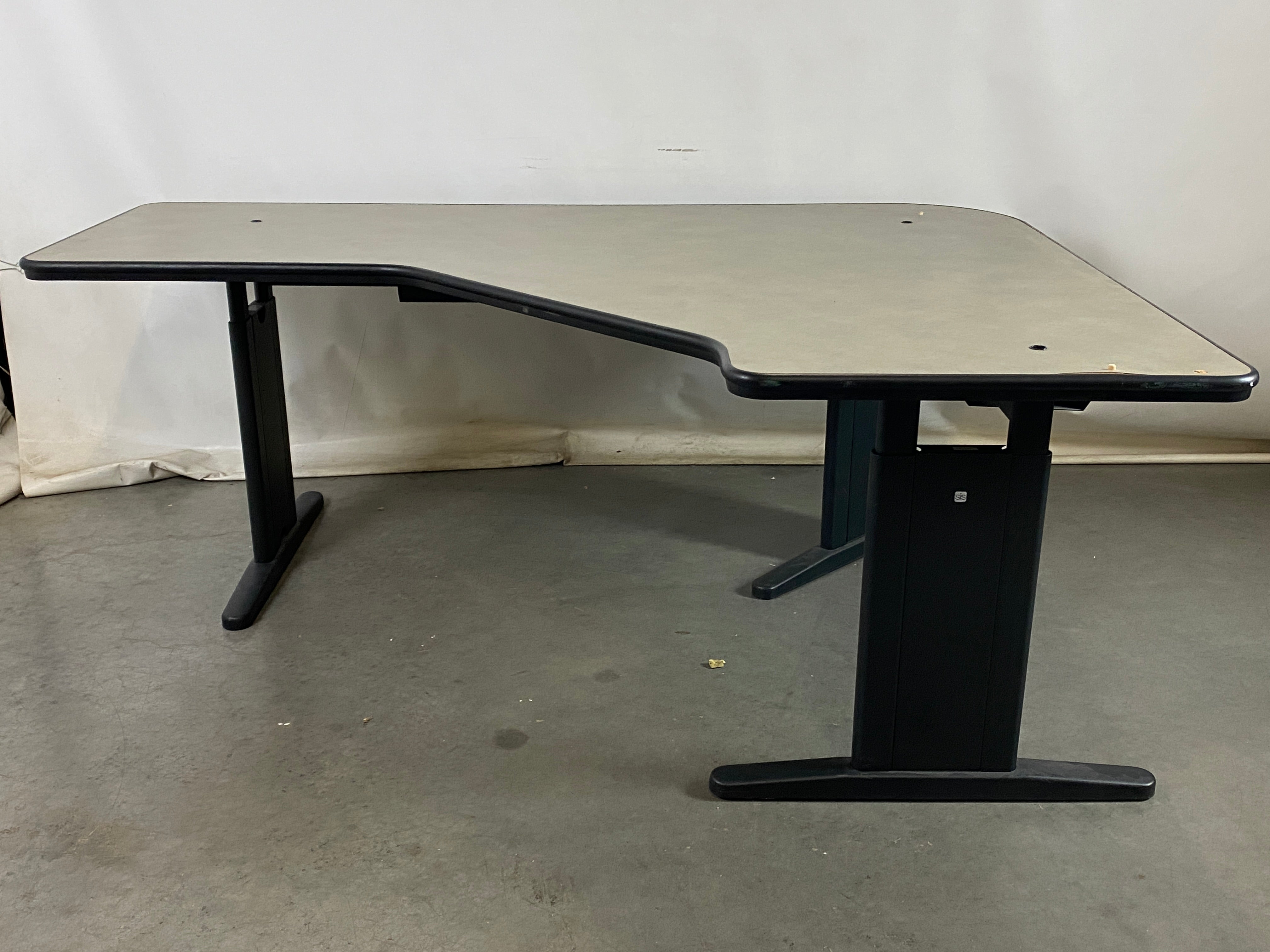 Steelcase 6090522 Gray Adjustable Height Corner Desk