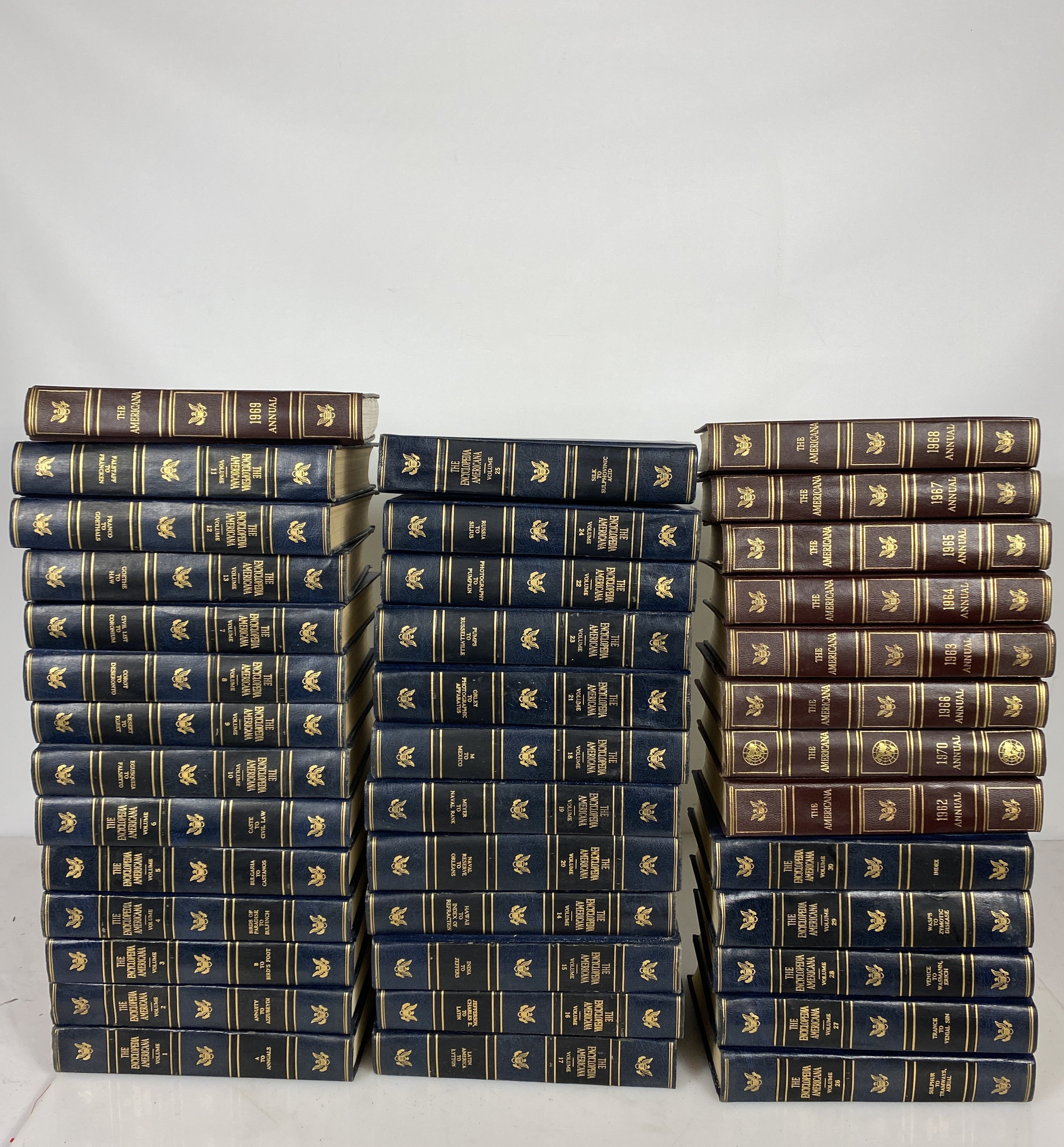 The Encyclopedia Americana 1961 Ed vol 1-30 + 1962-1970 annual HC
