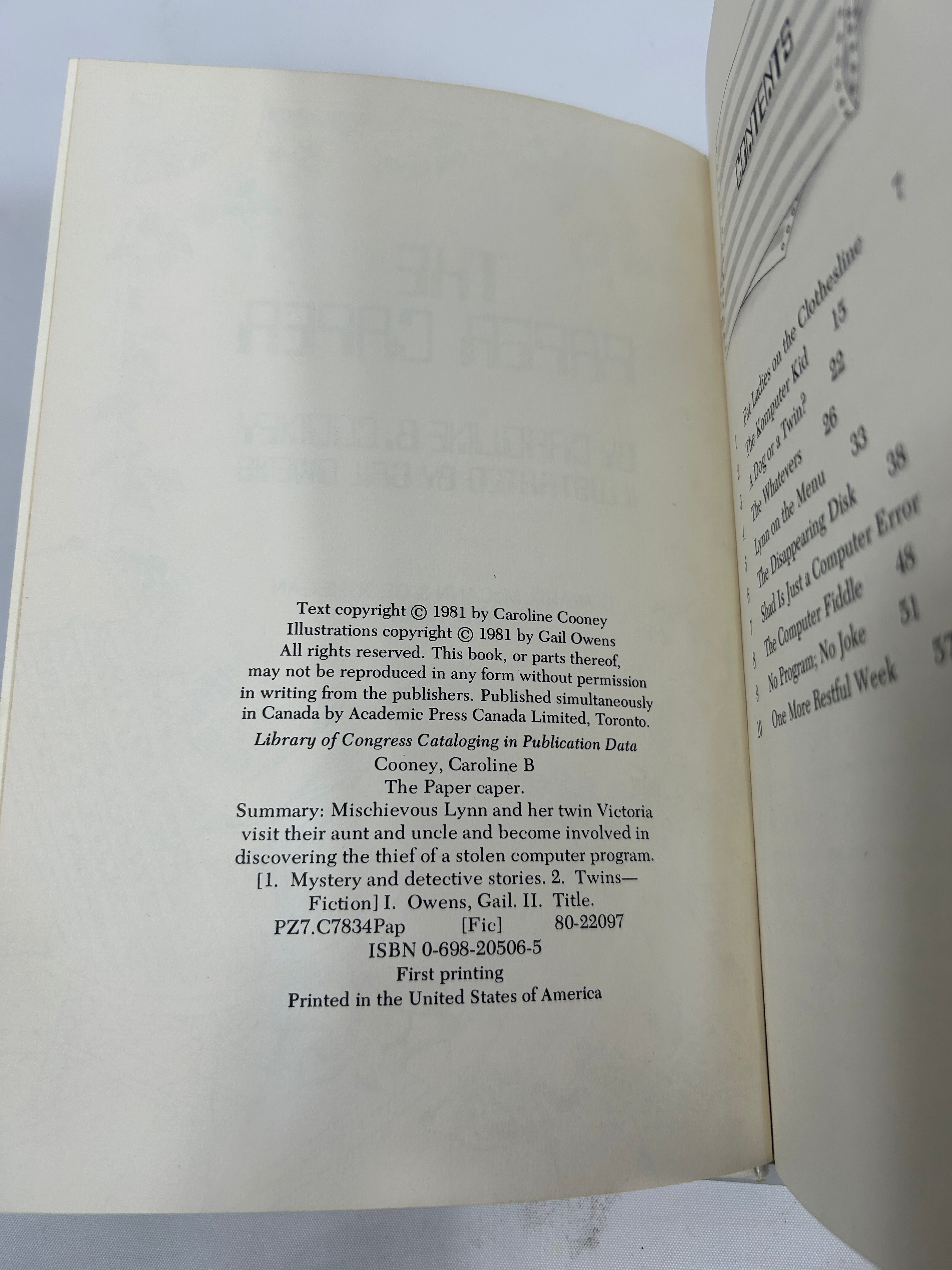 The Paper Caper by Caroline B. Cooney 1981 Coward, McCann & Geoghegan HCDJ BCE