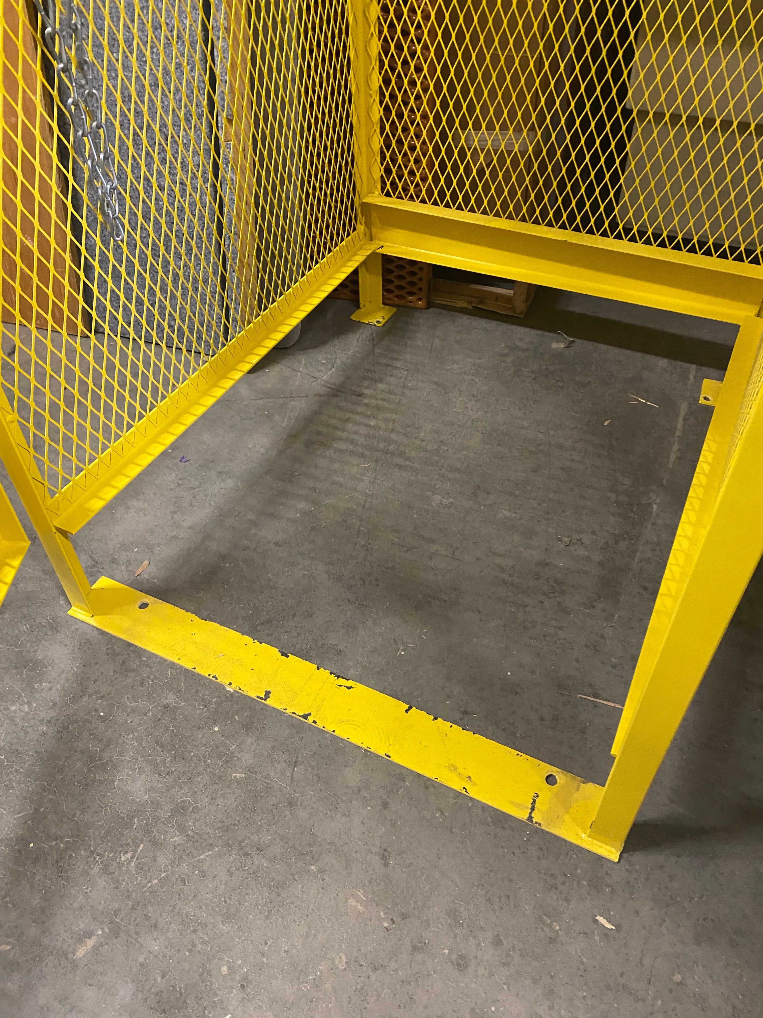 Uline 5-10 Vertical Cylinder Cabinet