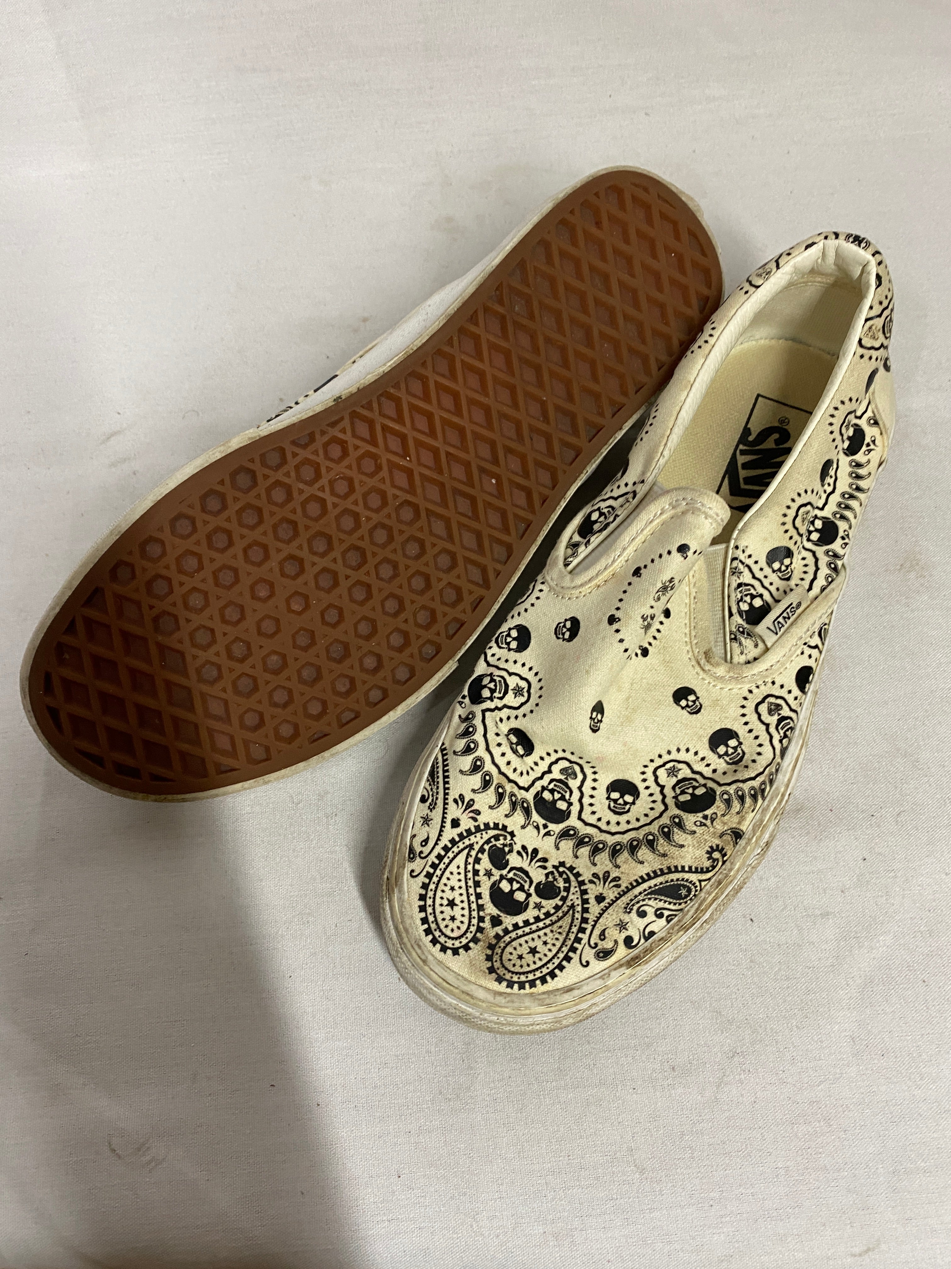 Vans Classic Slip-Ons Skull Bandana Ivory Men's 7.5/Women's 9