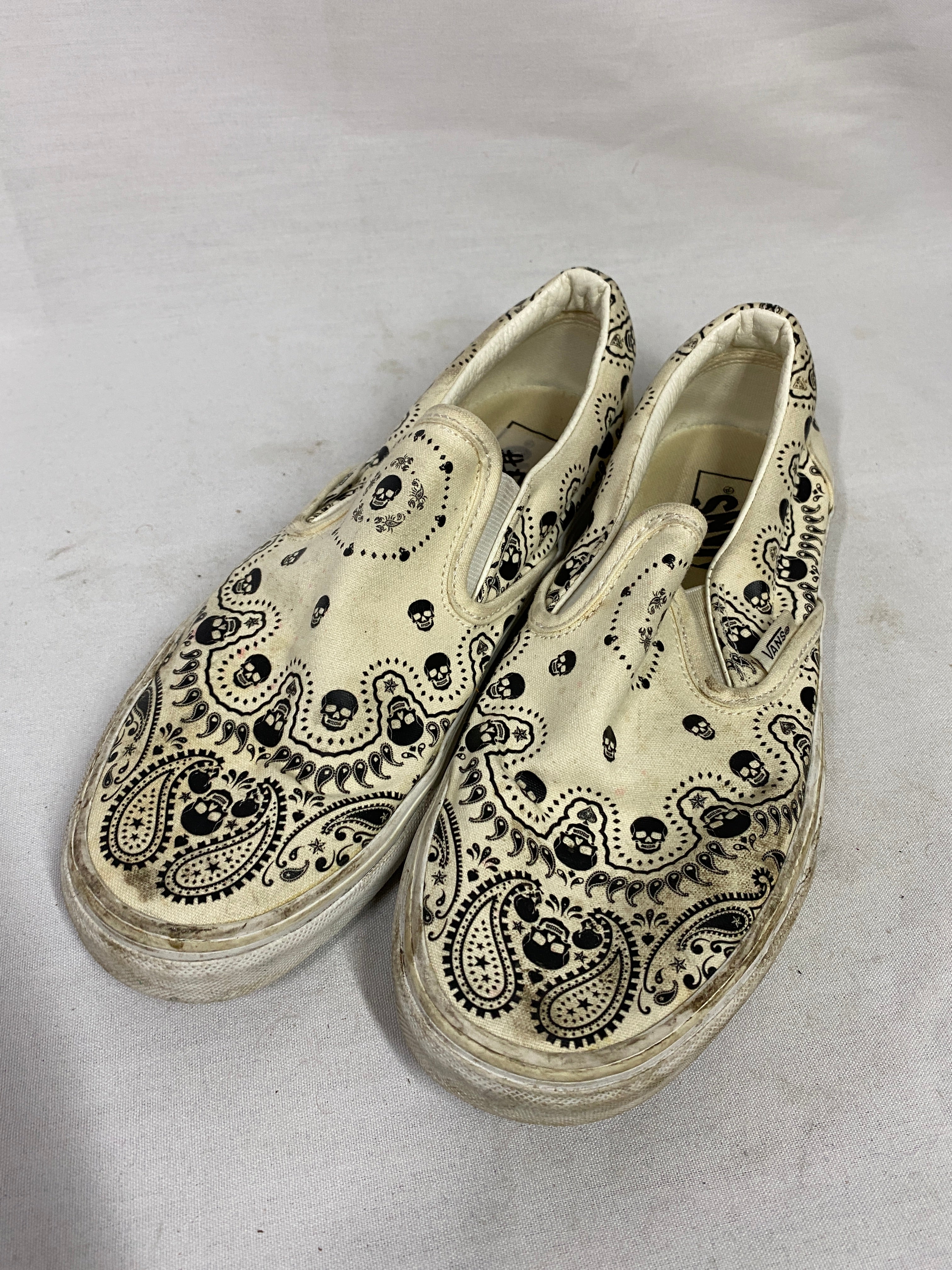 Vans Classic Slip-Ons Skull Bandana Ivory Men's 7.5/Women's 9