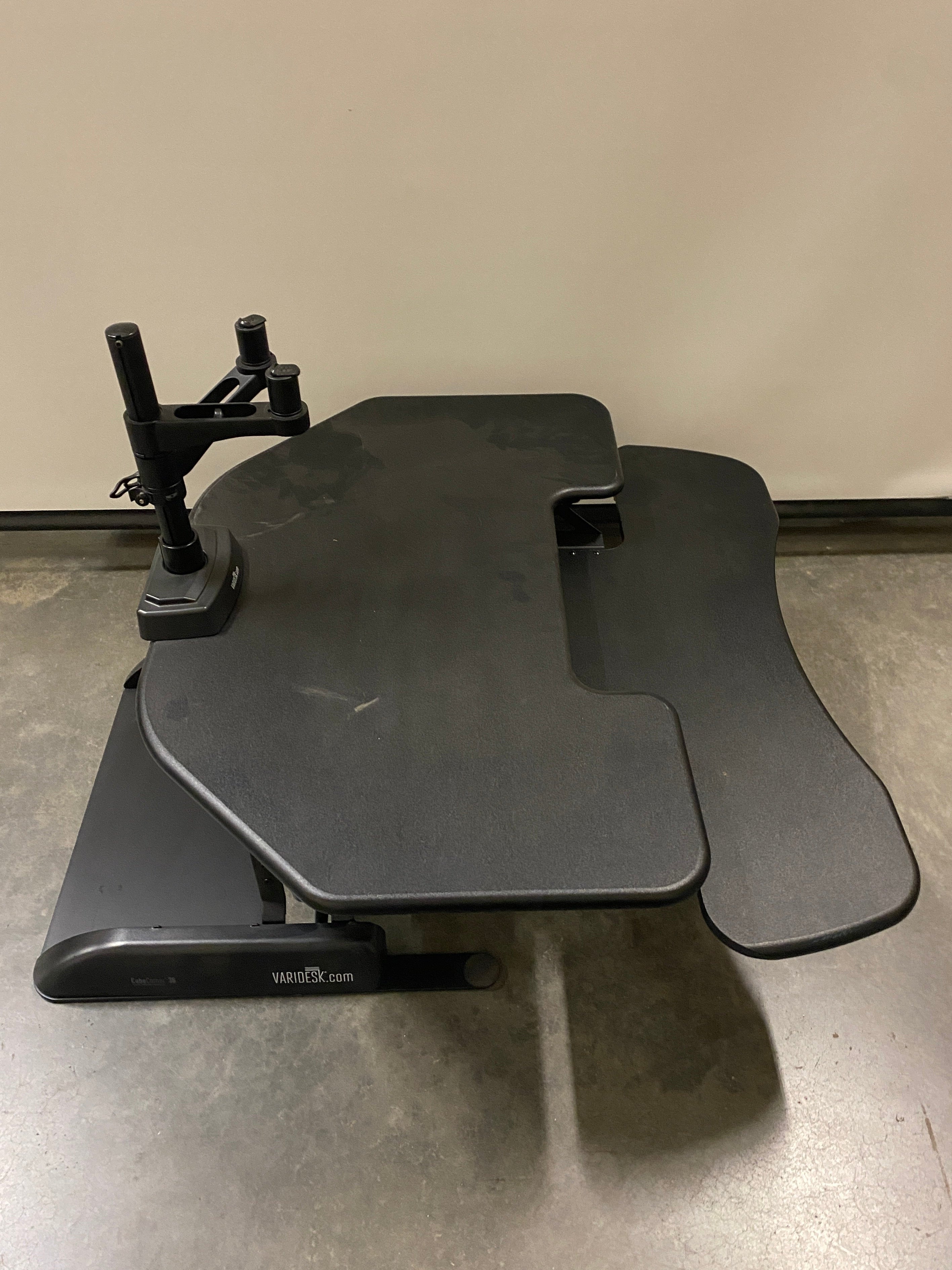 Varidesk CubeCorner 36 With Monitor Mount
